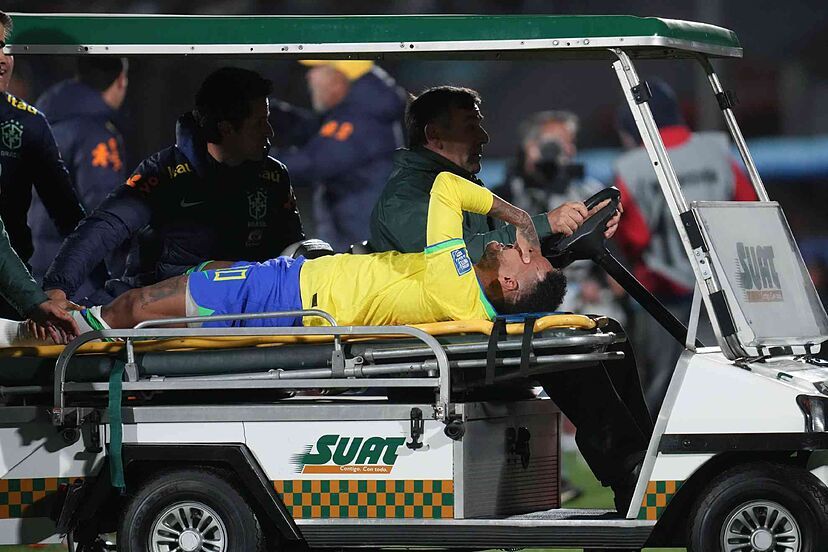 Neymar. en camilla tras su lesión.