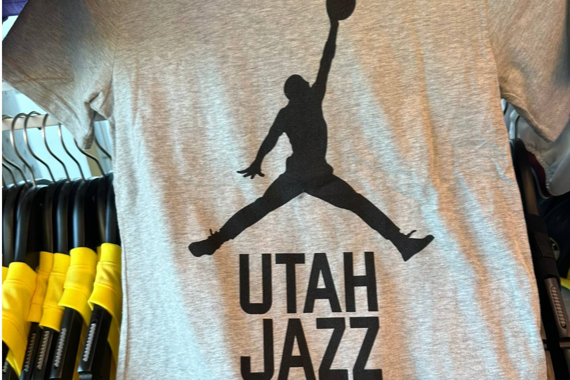 La camiseta con la imagen de Jordan volando sobre el nombre de los Utah Jazz.
