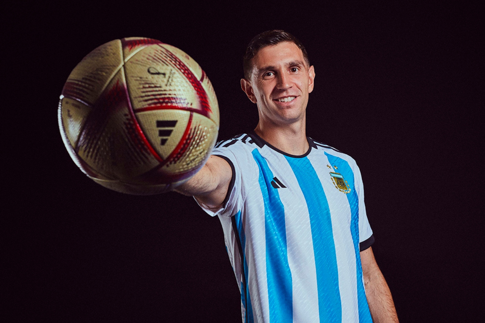Dibu Martnez posa con la camiseta de Argentina.
