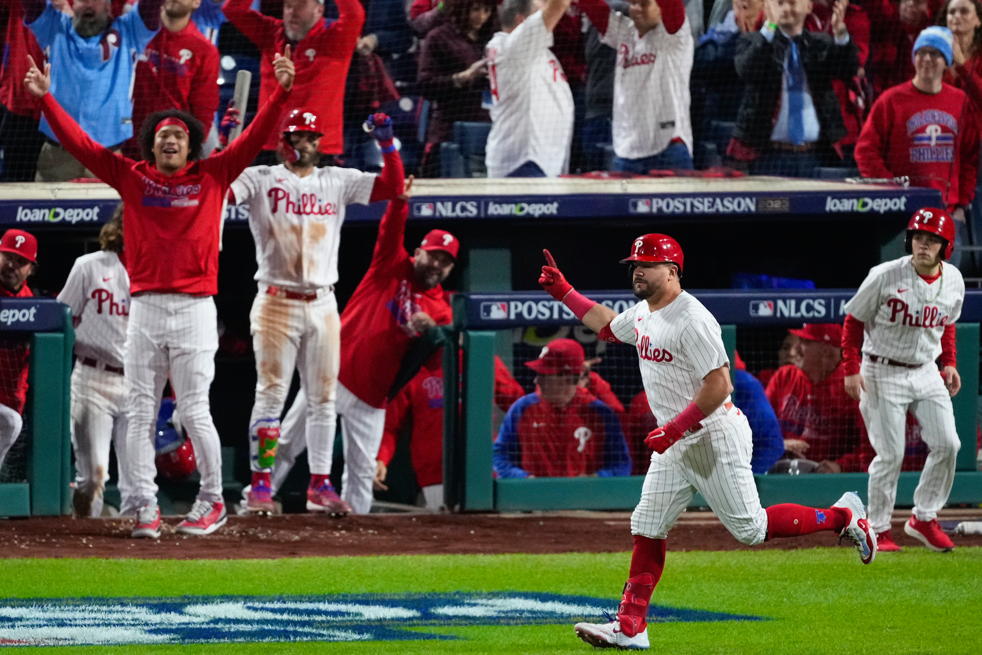 Phillies fan gets smashed by security as field invasion goes disastrously wrong