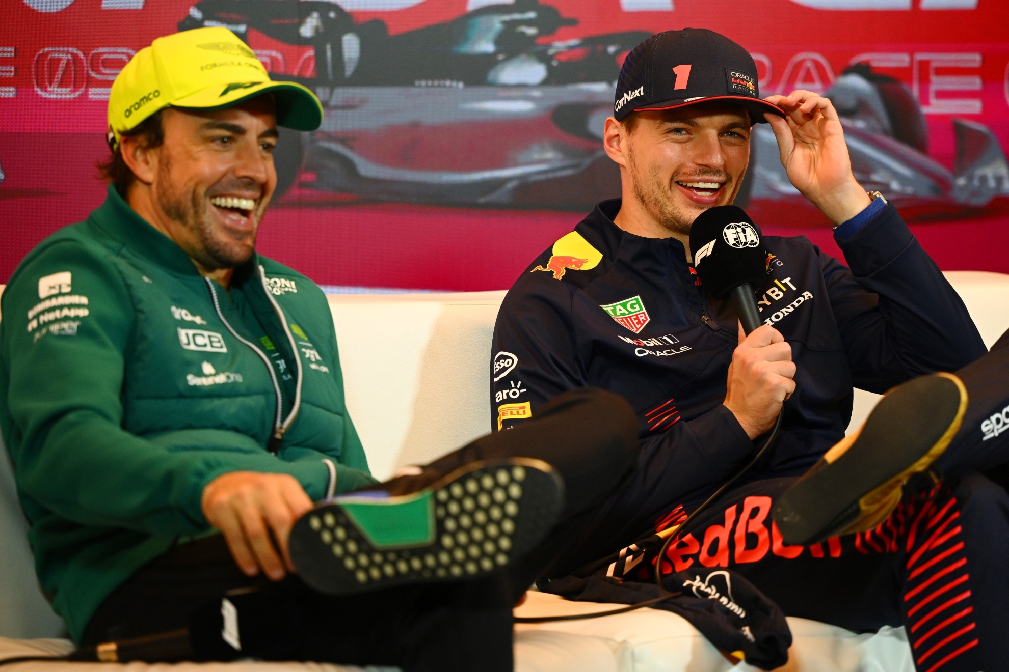 Verstappen y Alonso se ríen durante una rueda de prensa.