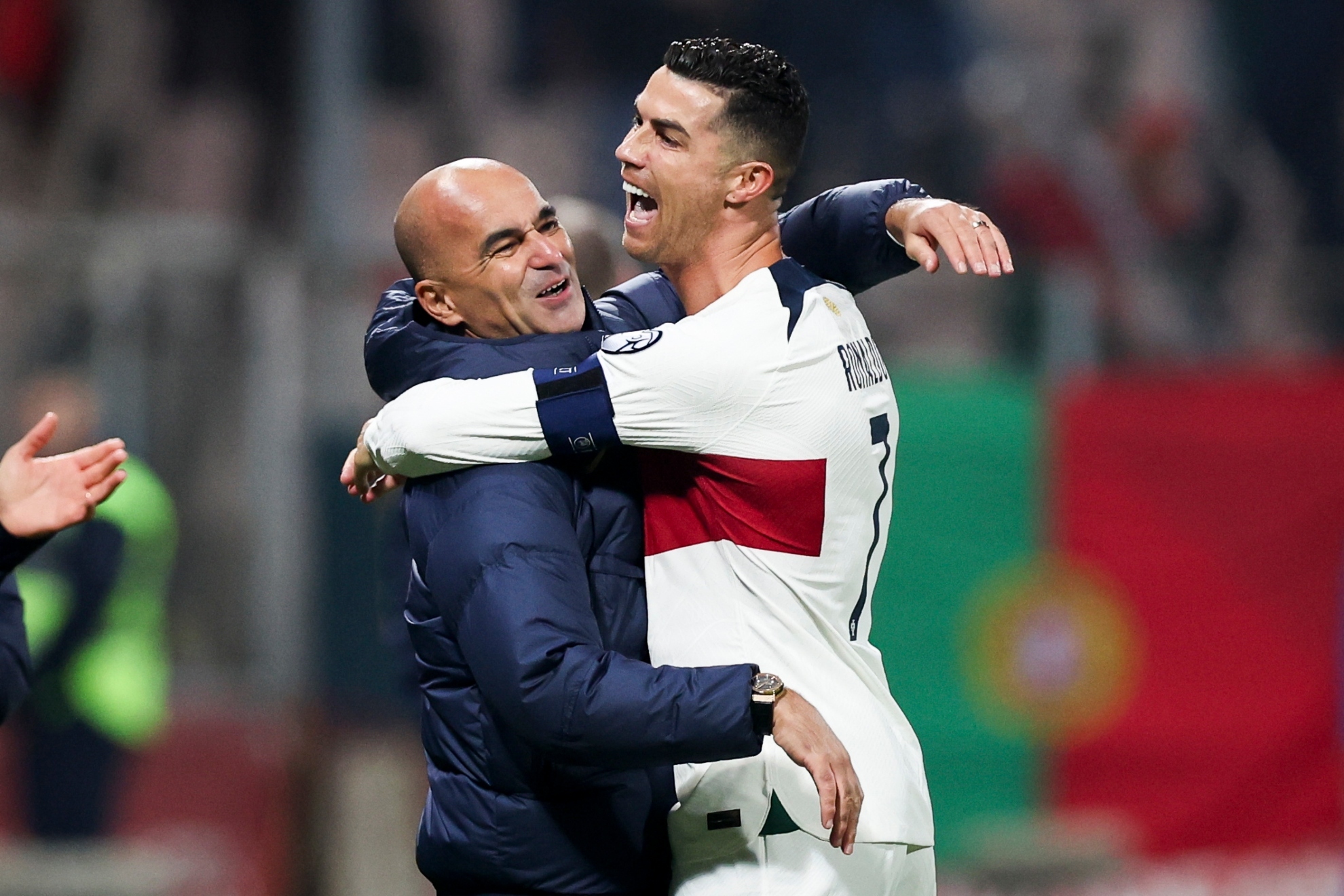 Roberto Mart�nez celebra un gol con Cristiano Ronaldo.