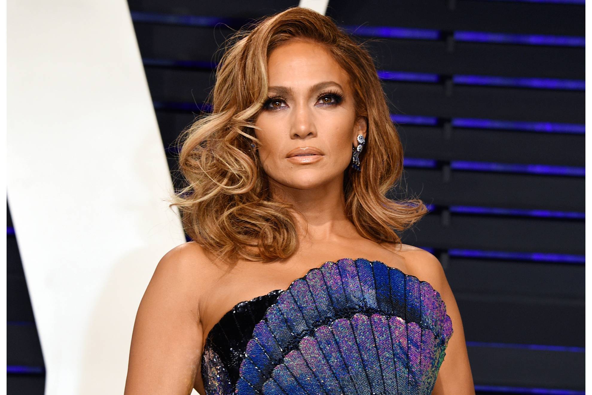 Jennifer Lopez sexier than ever: flashes lacy underwear during fashion show