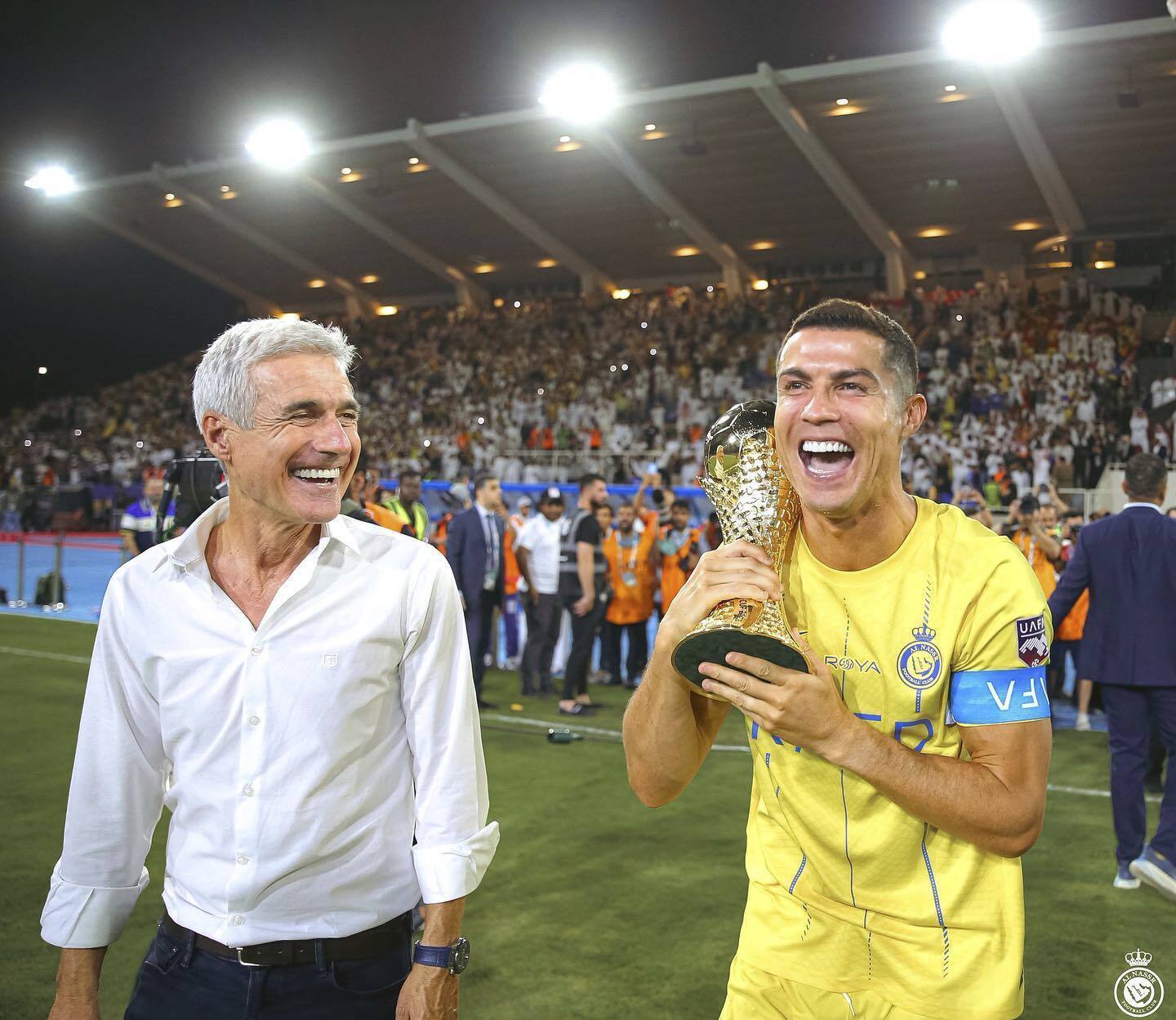 Luís Castro y Cristiano Ronaldo celebran la Copa de Campeones Árabes.