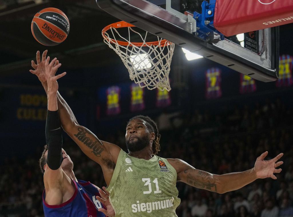 Vesely busca anotar ante Booker.
