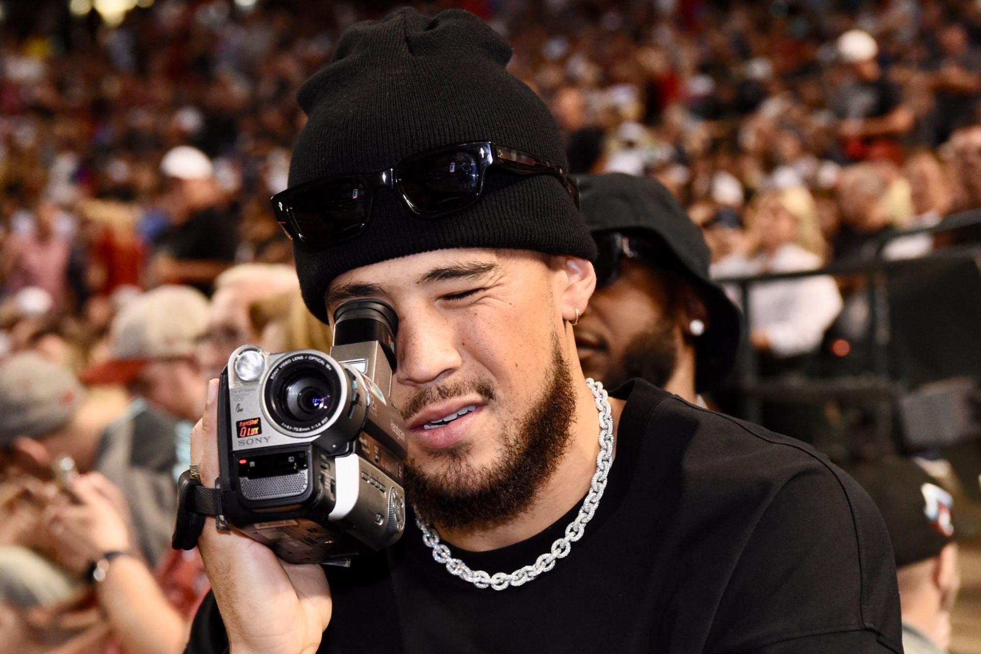 Devin Booker channels inner Shaq with vintage camcorder during D-Backs vs. Phillies