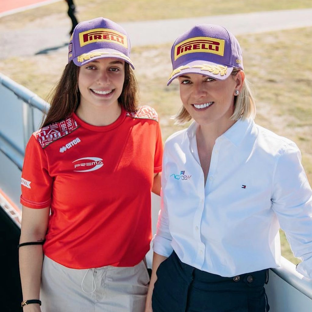 Marta García junto a Susie Wolff, directora de la F1 Academy
