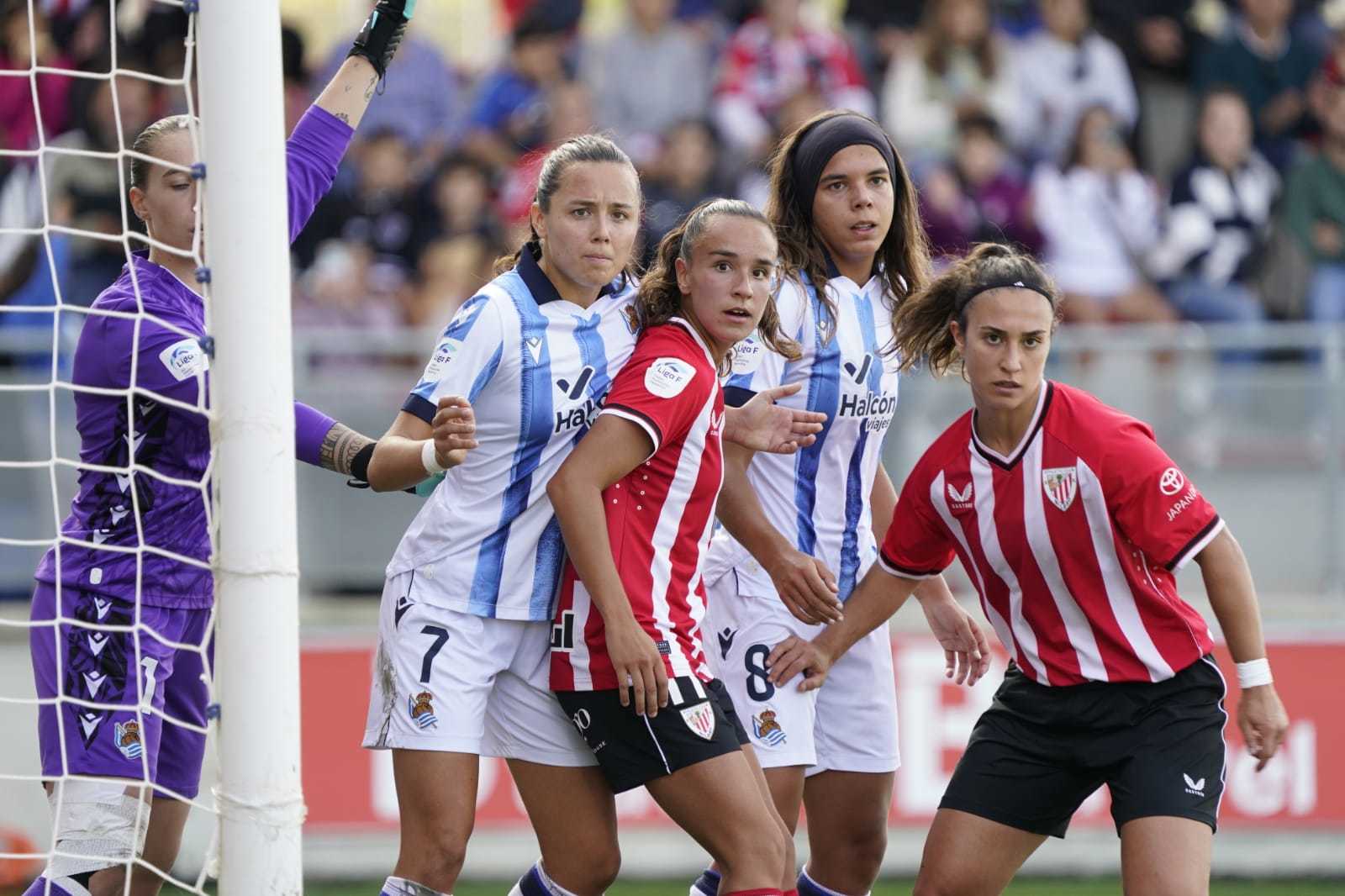 Jugadoras de Athletic Club y Real Sociedad se vigilan en un c