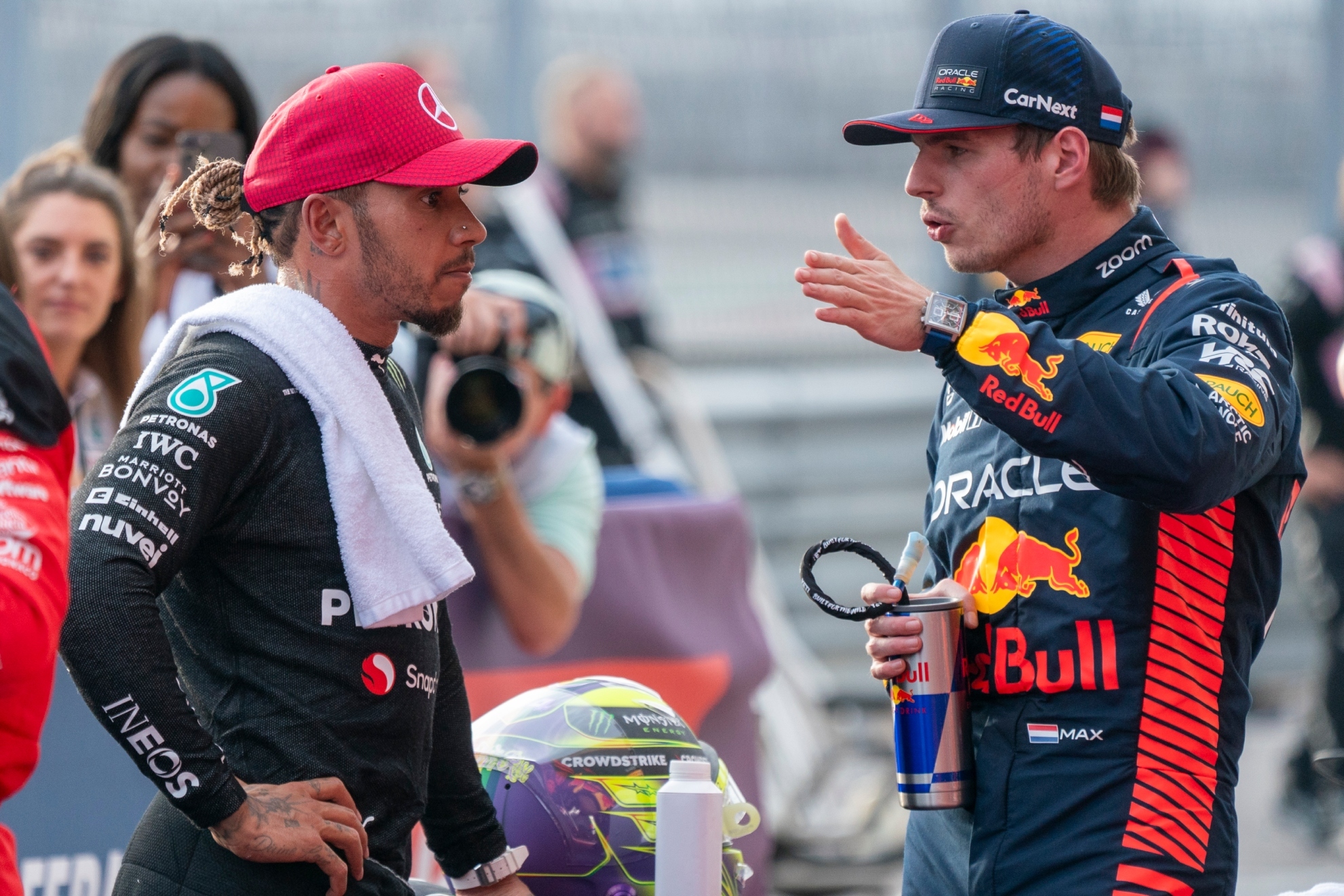 Lewis Hamilton y Max Verstappen hablando tras la sprint del GP de EEUU