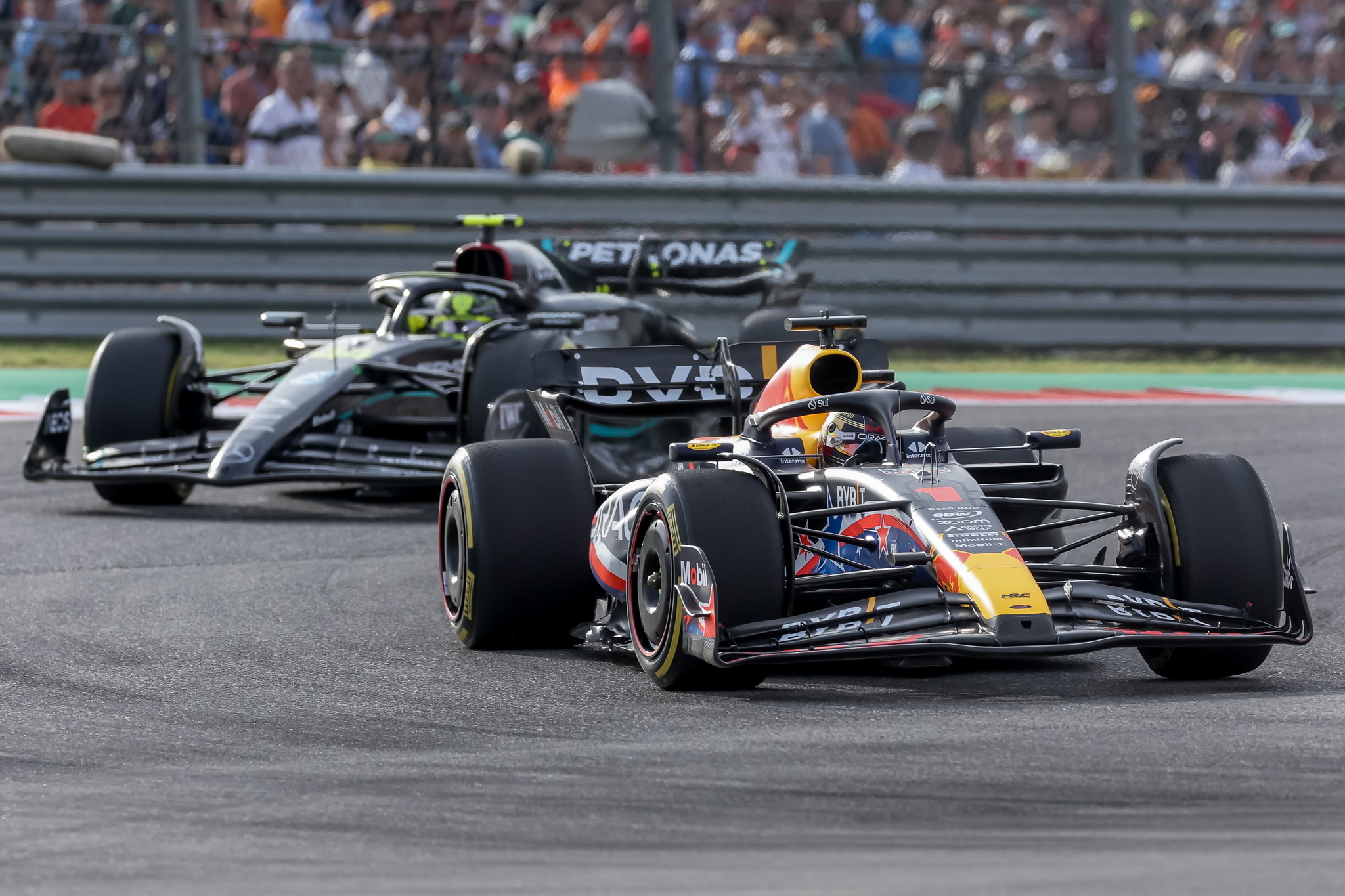 Hamilton pide a la FIA que frene el dominio de Max Verstappen