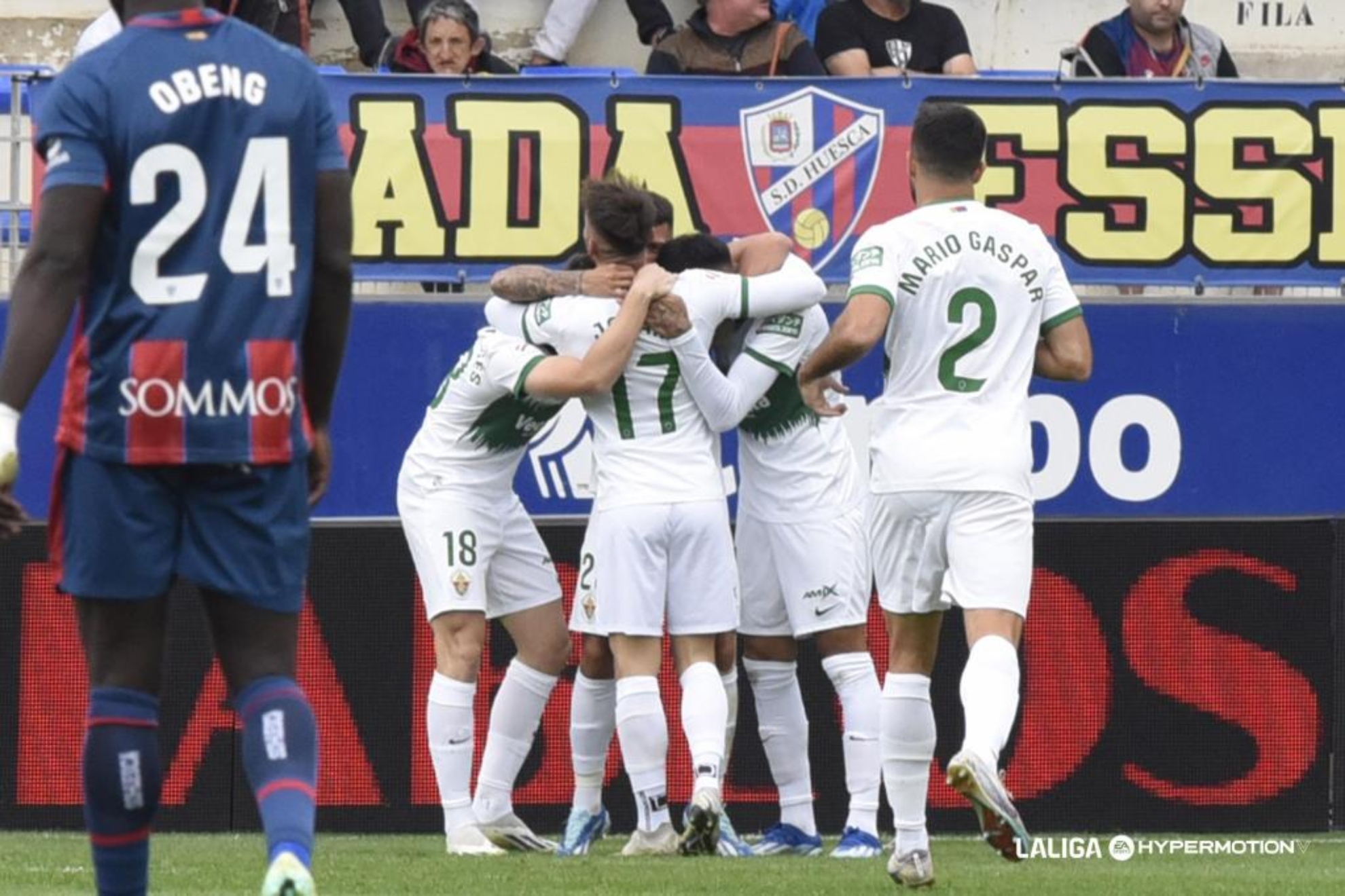 Los jugadores del Elche celebran el gol de Nico Fdez. al Huesca.
