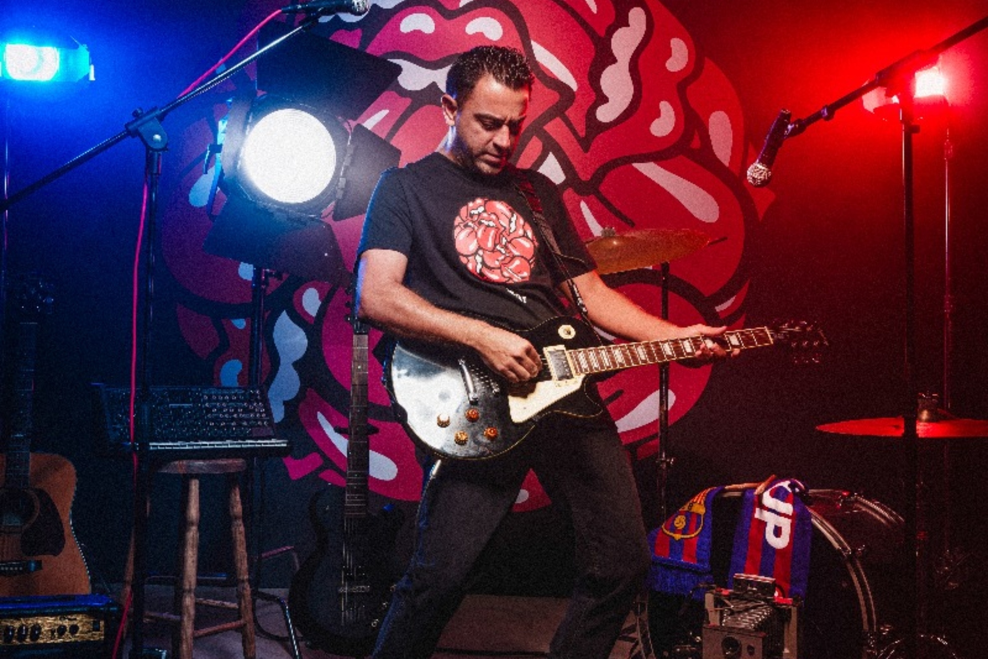 Xavi Hernndez con un guitarra elctrica.