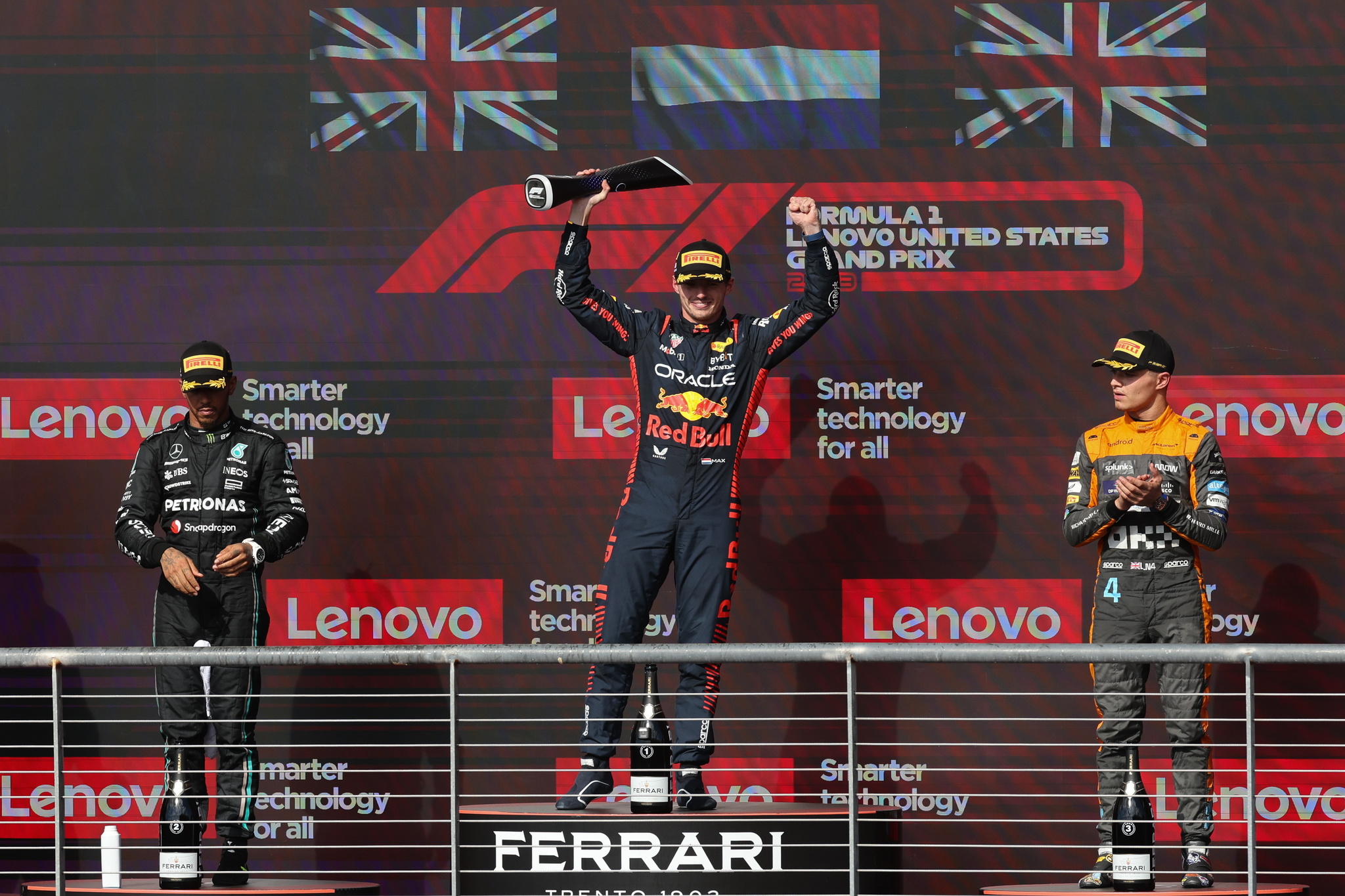Austin (United States), 22/10/2023.- Dutch driver Max Verstappen of Red Bull Racing (C) Britain's Lewis Hamilton of Mercedes-AMG Petronas (L) and Britain's Lando Norris of McLaren team on the podium after the 2023 Formula 1 Grand Prix of the United States at the Circuit of the Americas in Austin, USA, 22 October 2023. (Formula One, United States) EFE/EPA/ADAM DAVIS