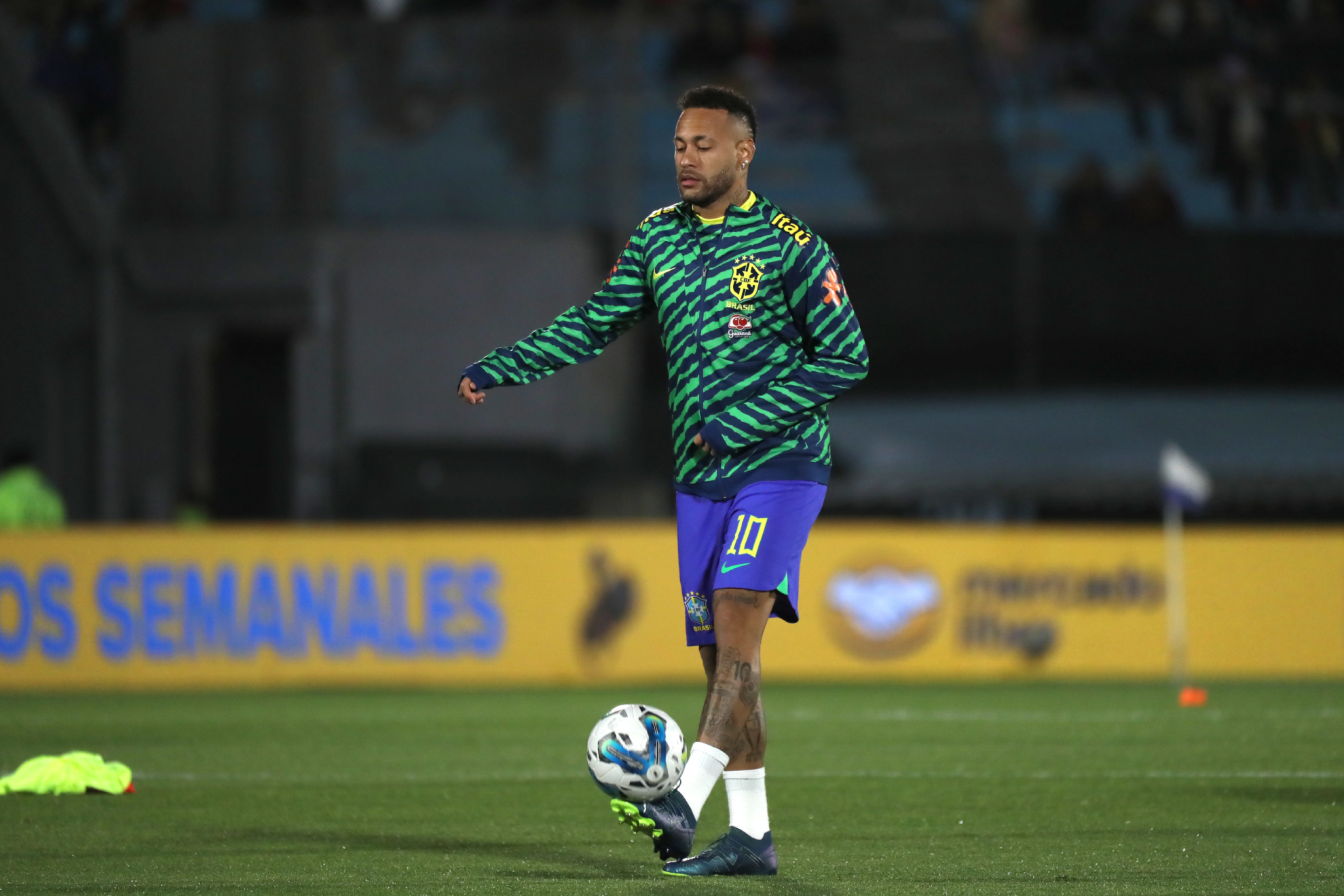 Neymar, en el calentamiento previo al último partido con Brasil.