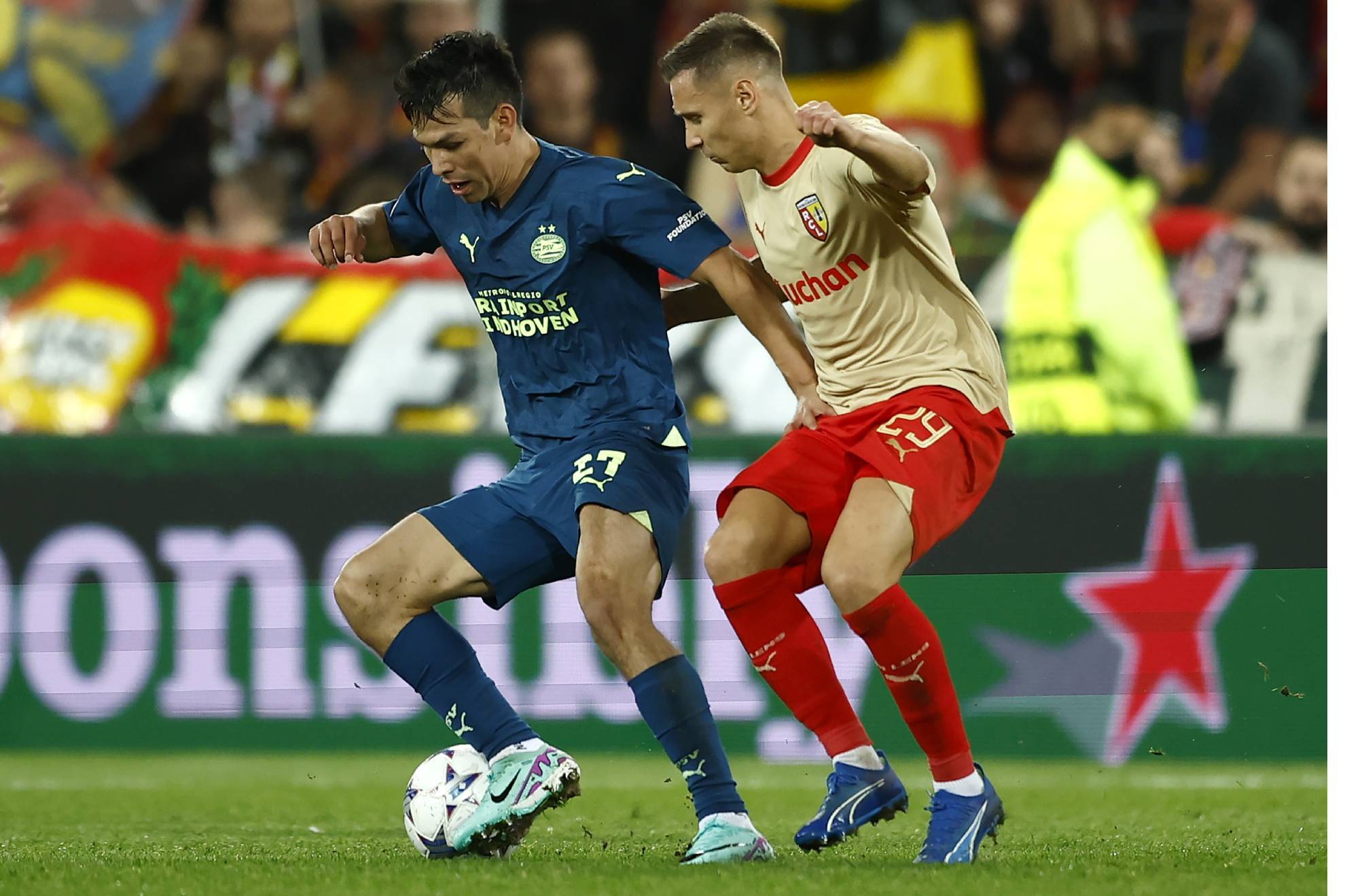 Lens y PSV firman un empate que alivia las penas al Sevilla