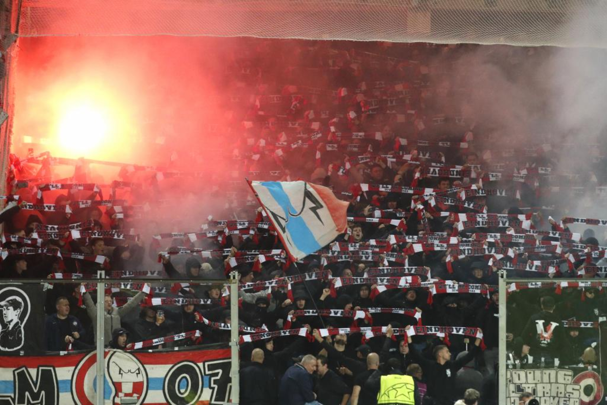 Aficionados del PSV,  en el estadio Félix Bollaert de Lens.