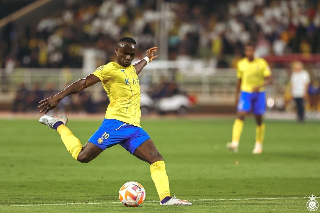 Sadio Mané anotando un gol en la Saudí Pro League.