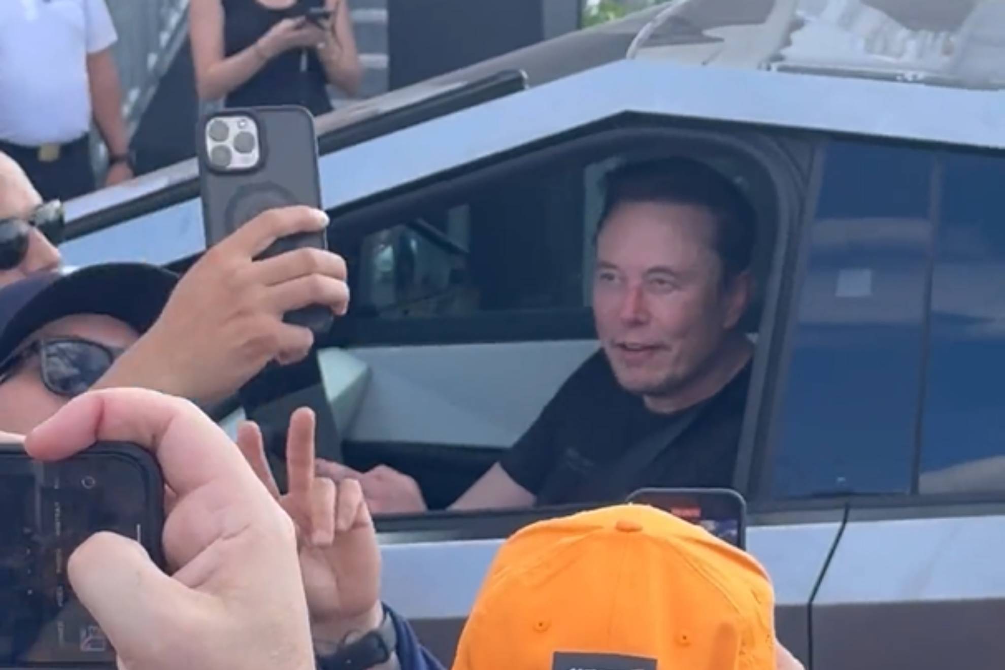 Elon Musk, llegando en loor de multitudes al Gran Premio de Estados Unidos de F1.