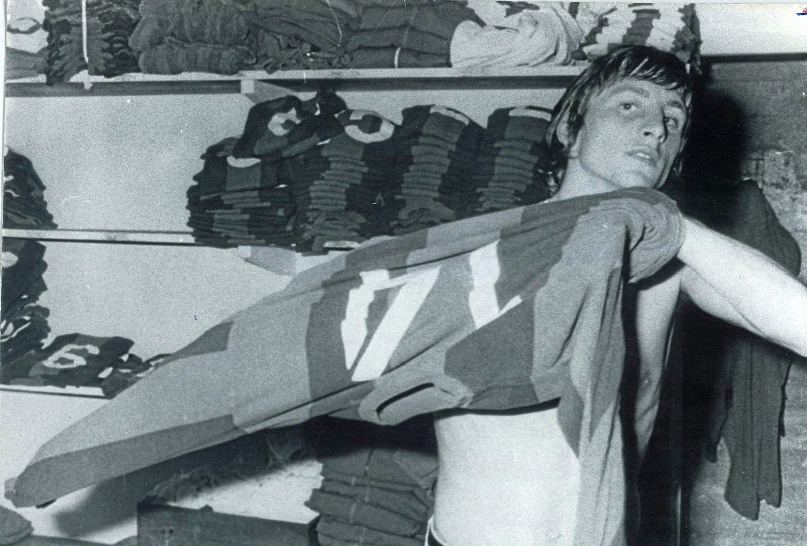 Cruyff se pone la camiseta con el nmero 14.
