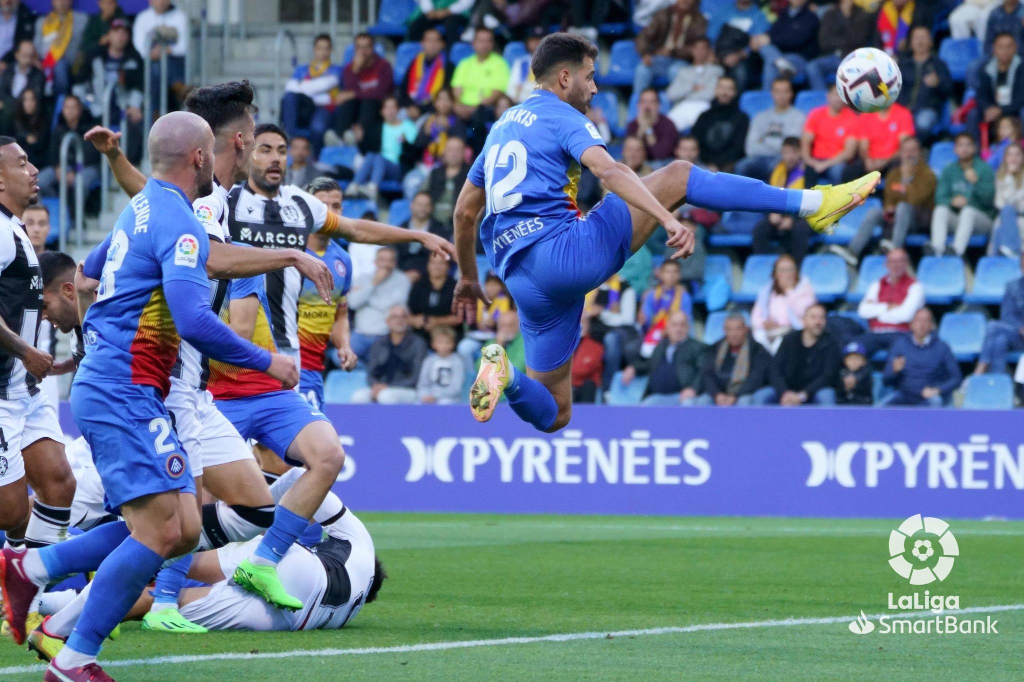 Bakis controla el balón en el aire durante el Andorra-Levante de la pasada campaña