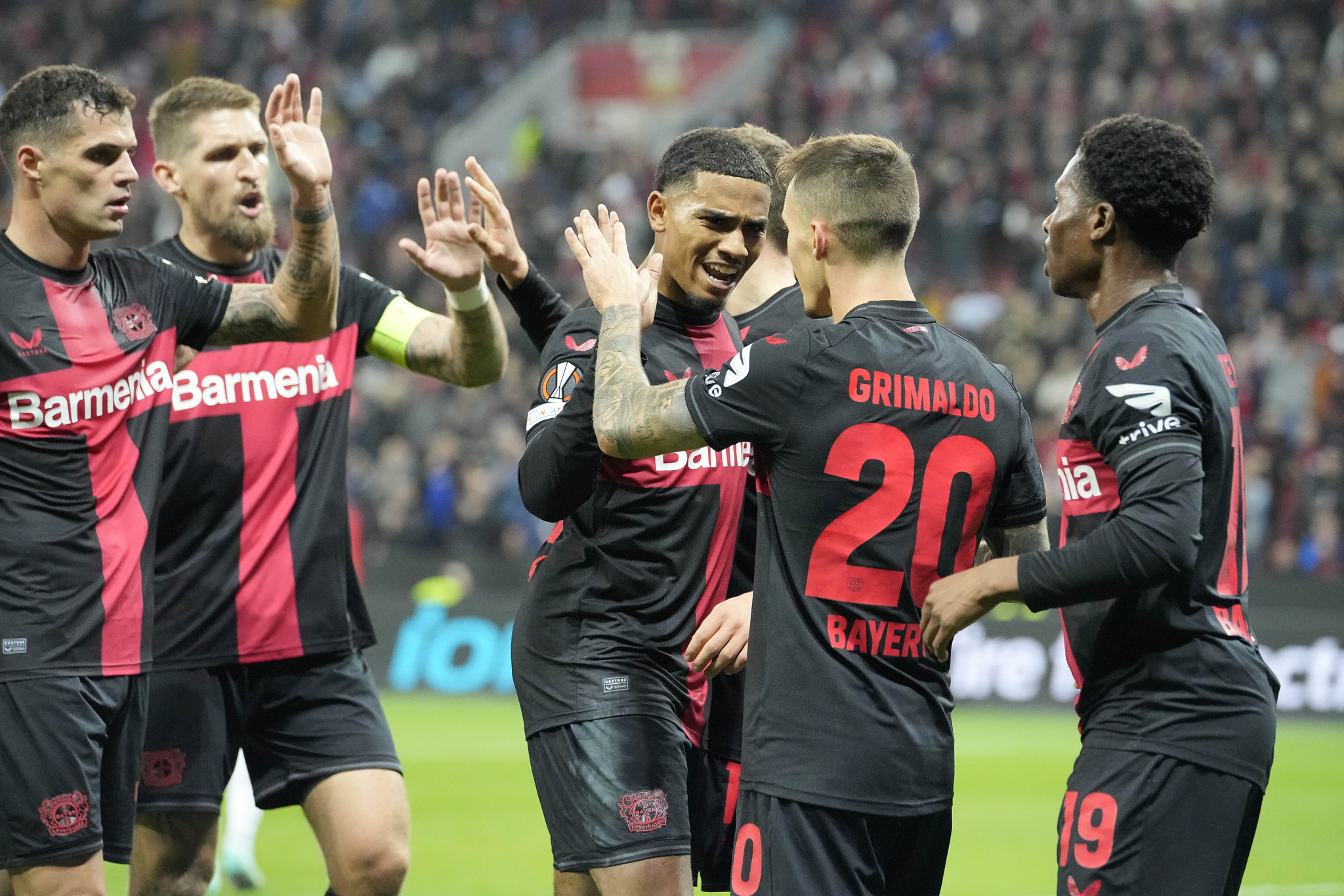 Los jugadores del Leverkusen celebran el gol de Grimaldo.