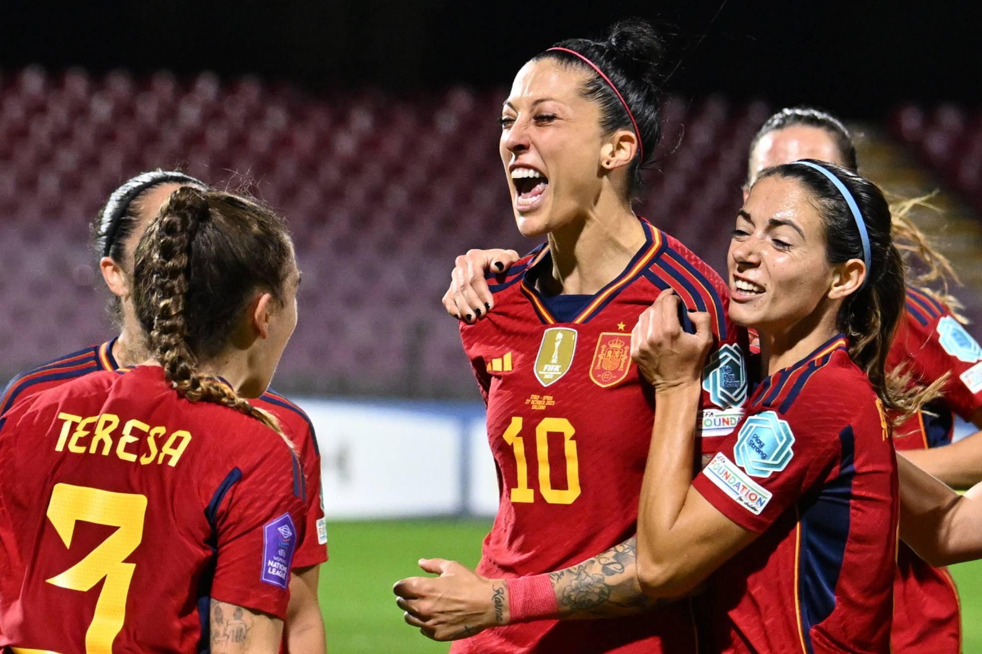 Jenni Hermoso celebra junto a sus compañeras el gol ante Italia / EFE