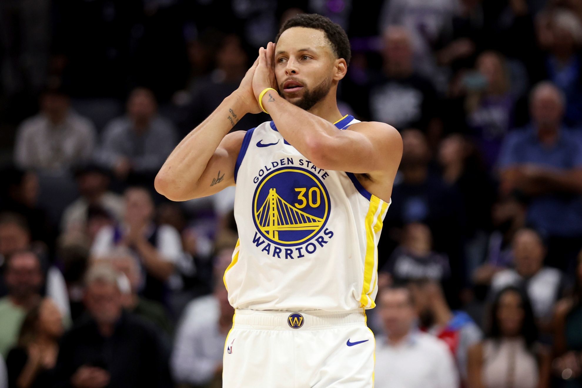 Steph Curry picks up where he left off last season with 41 points in win vs. Kings