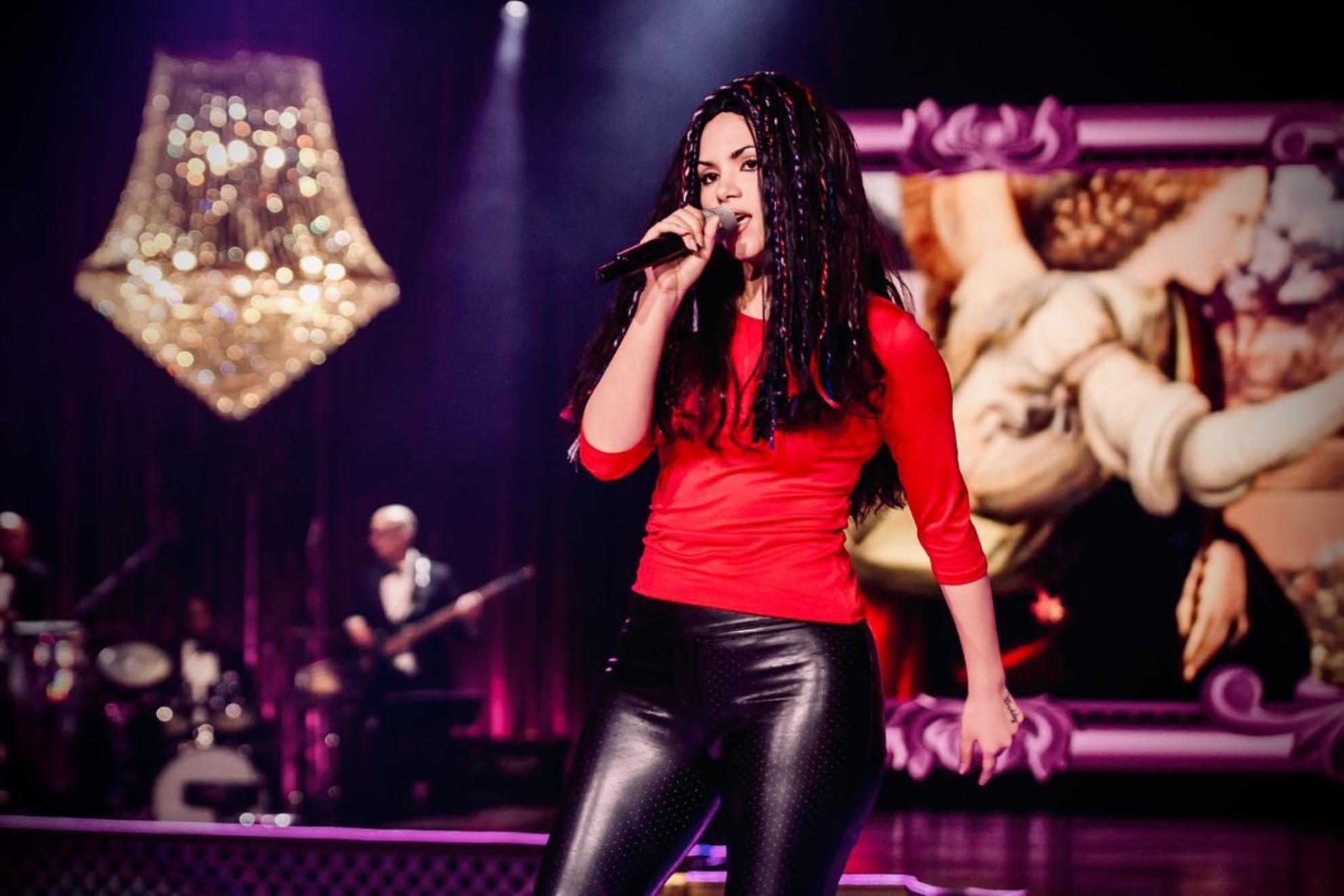 Andrea Correa imitando a Shakira sobre el escenario