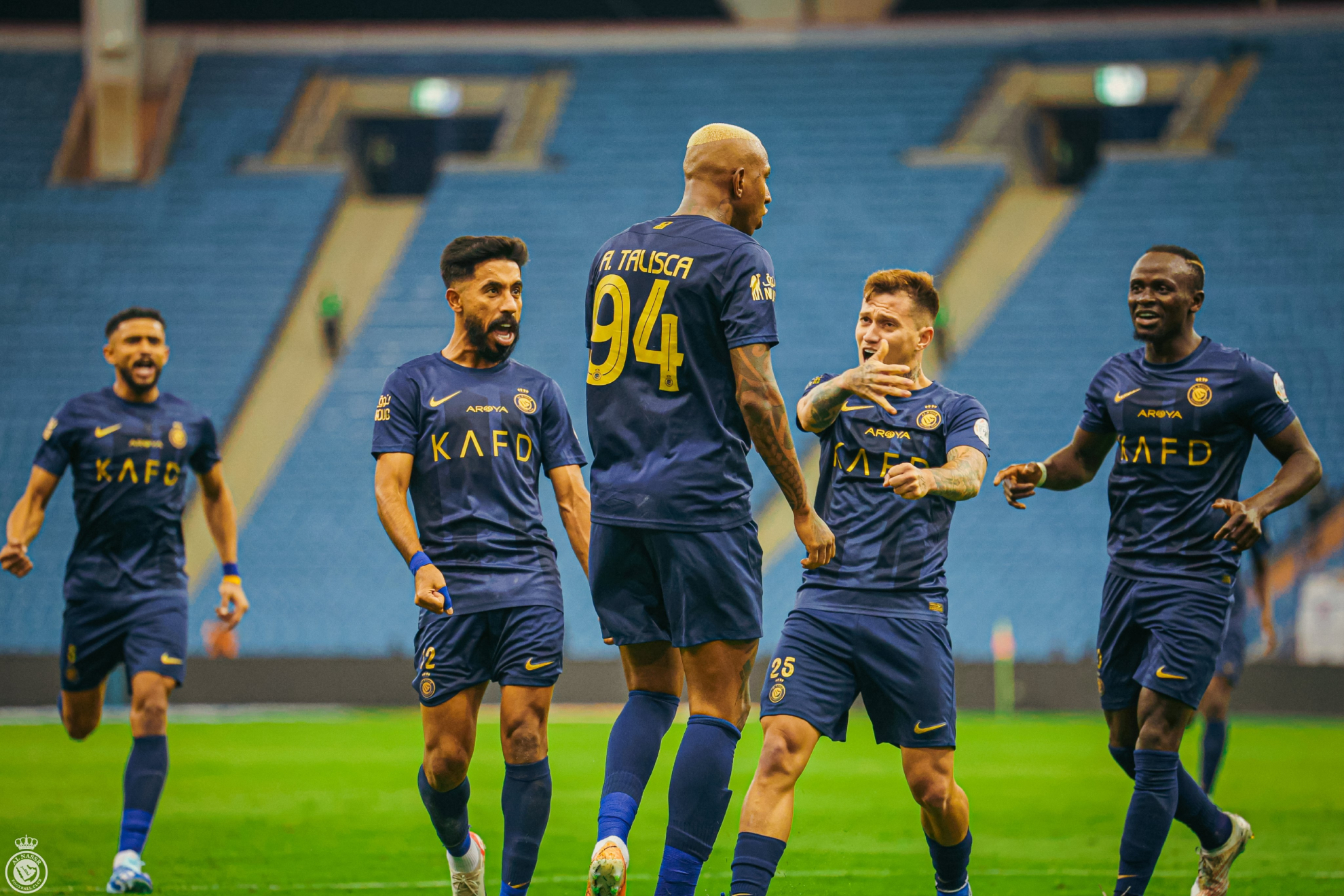 Talisca celebra con sus compañeros uno de los goles ante Al Feiha