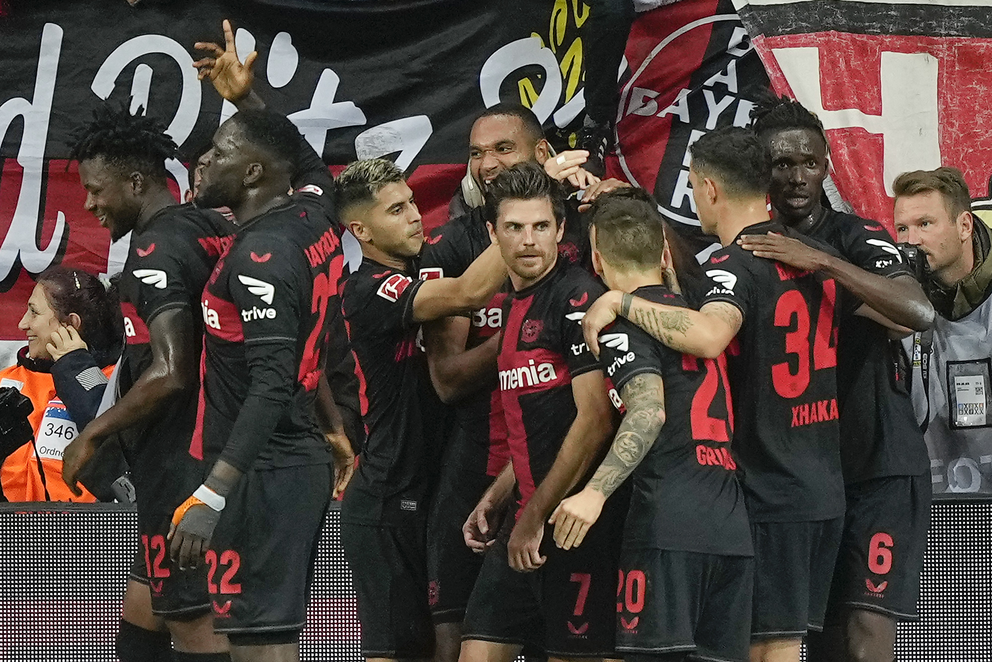 Los jugadores del Leverkusen celebran un gol ante el Friburgo.