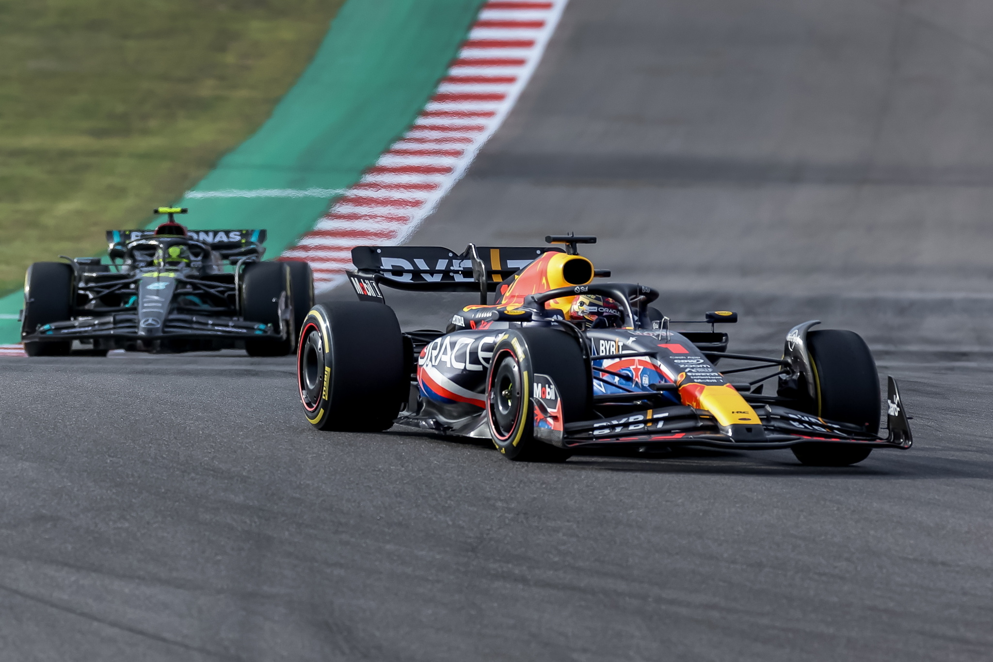 Max Verstappen perseguido por Lewis Hamilton en COTA
