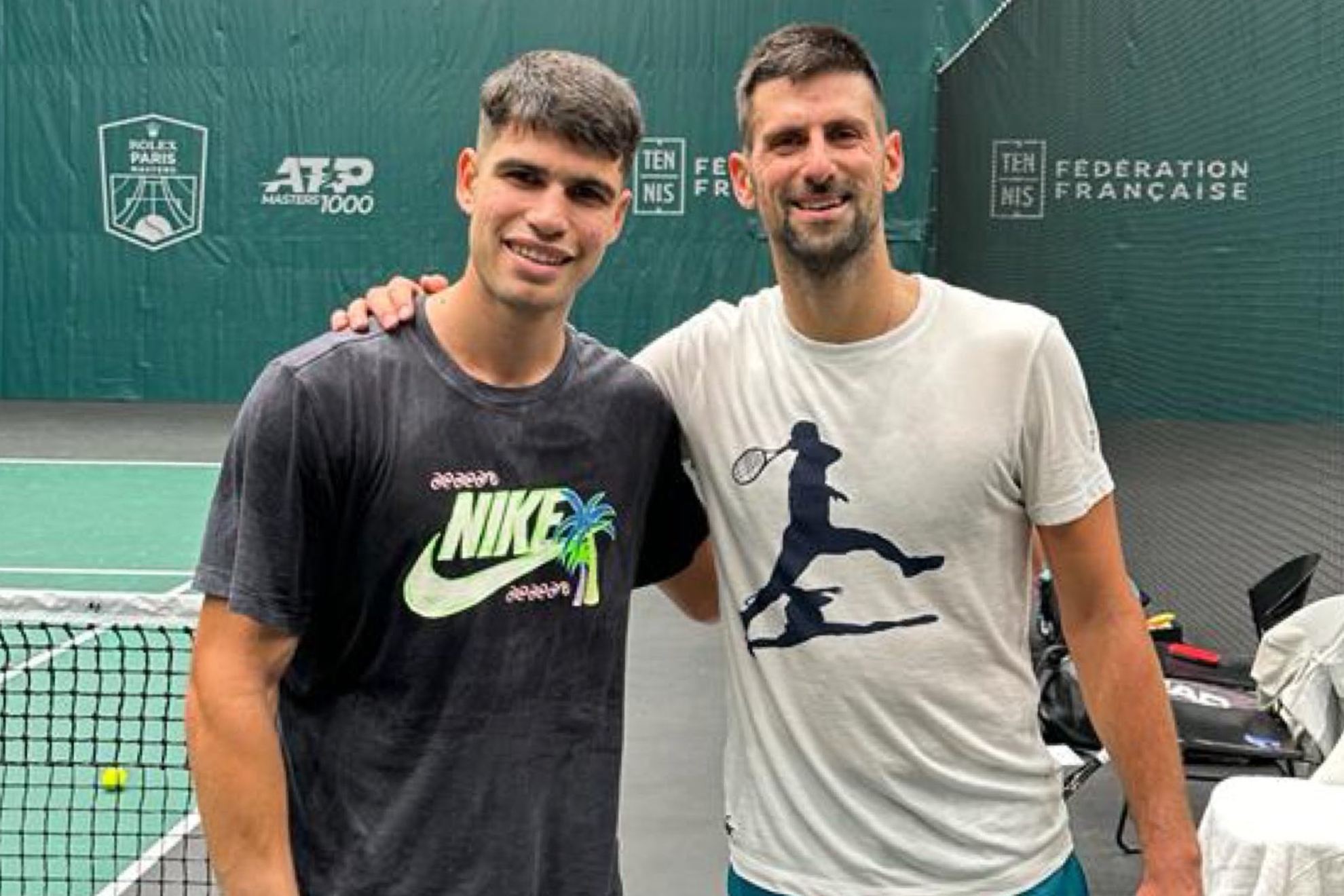 Carlos Alcaraz y Novak Djokovic posan durante la sesi