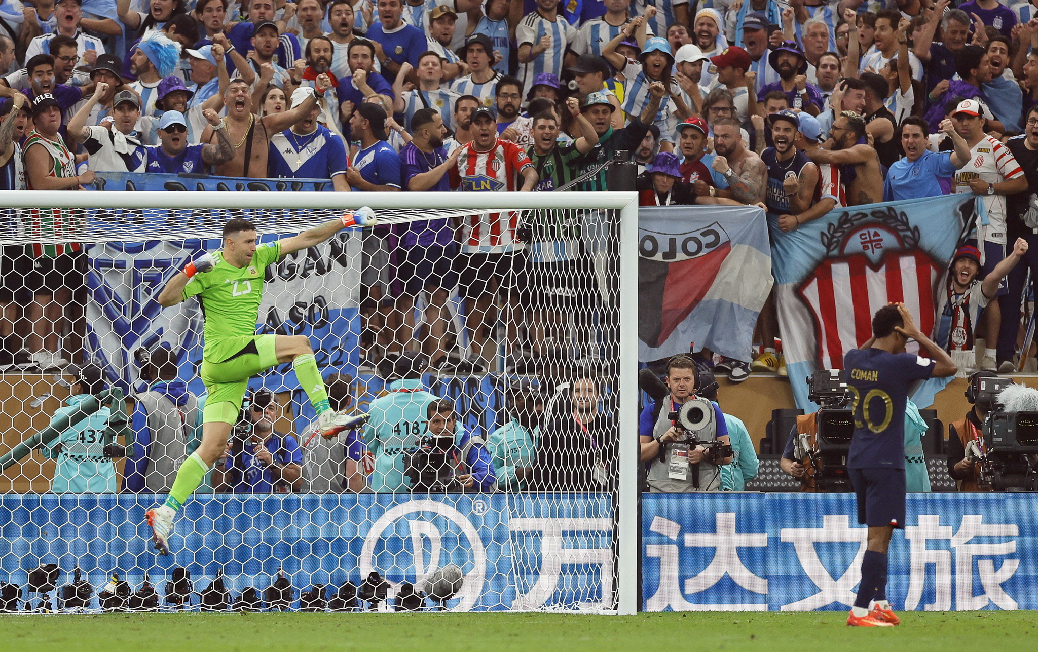 El 'Dibu' celebra durante la tanda de penaltis ante Francia en la final del Mundial.