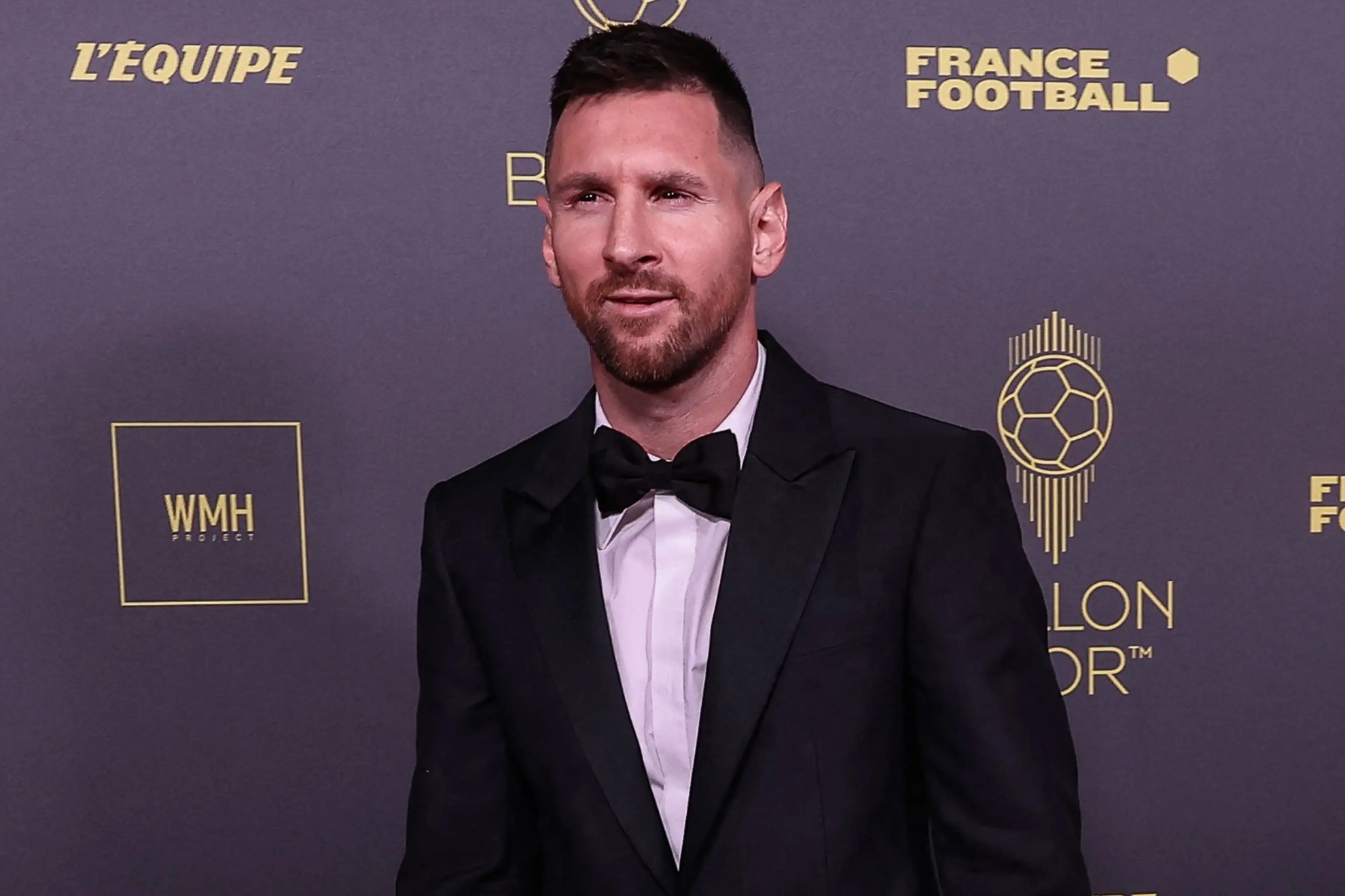 El esmoquin clásico de Messi en la ceremonia del Balón de Oro que ha atraído todas las miradas