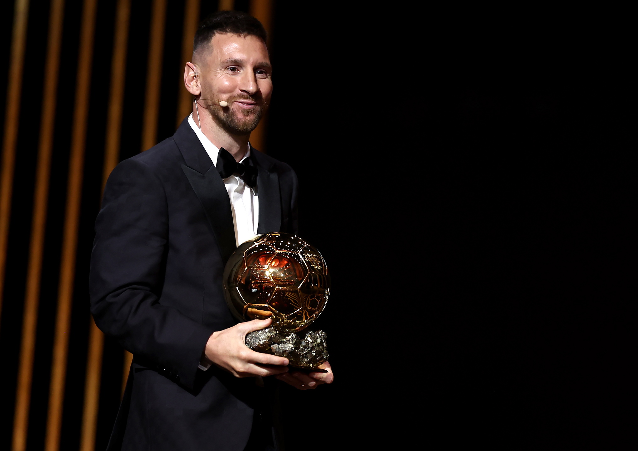 Leo Messi posa con su octavo Balón de Oro.