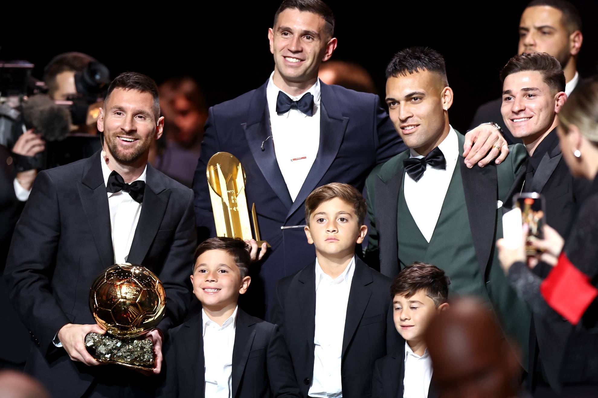 Leo Messi, junto a sus compañeros de selección Dibu Martínez, Lautaro y Julián Álvarez, y sus hijos. EFE