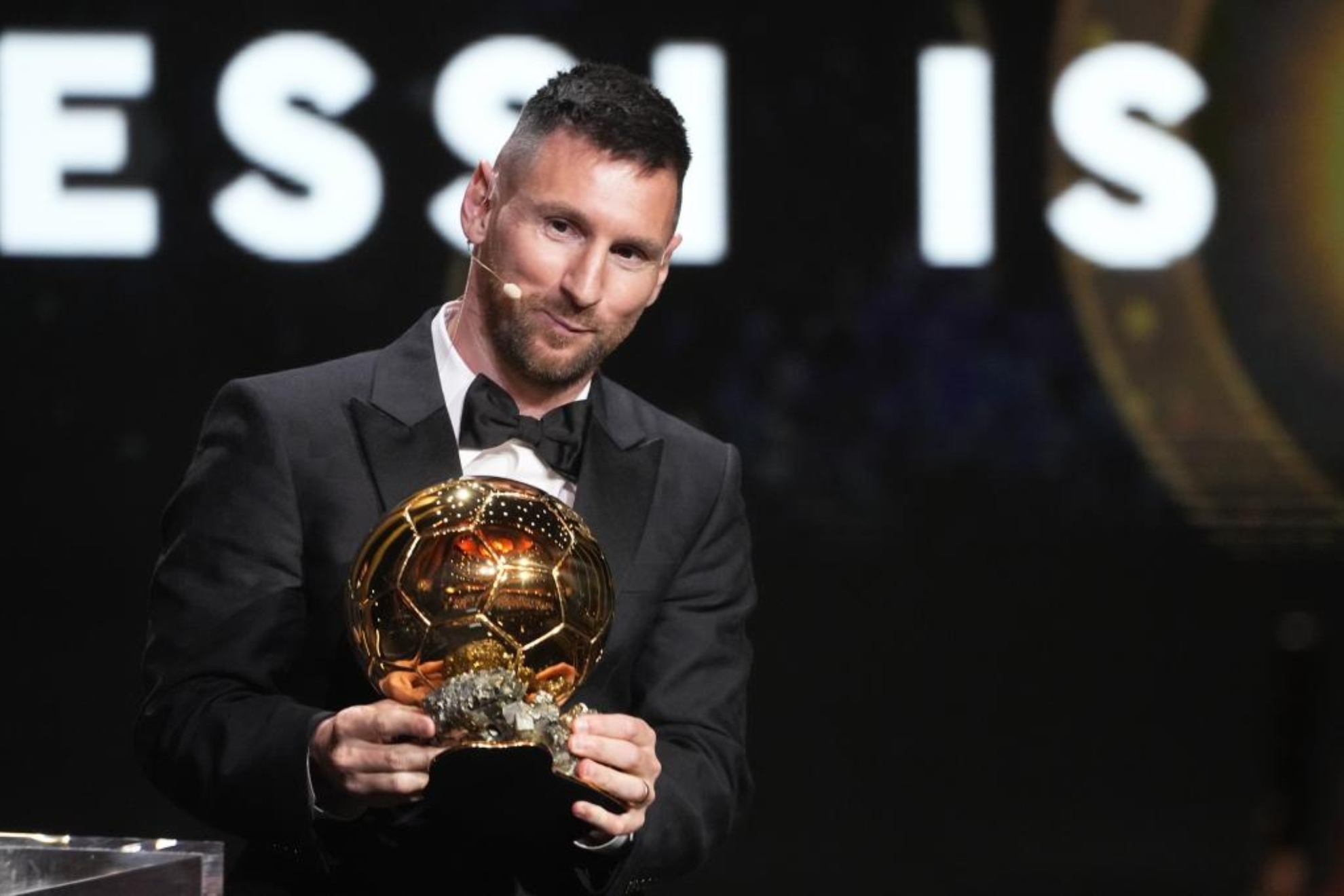 Messi posa con el trofeo del Balón de Oro.