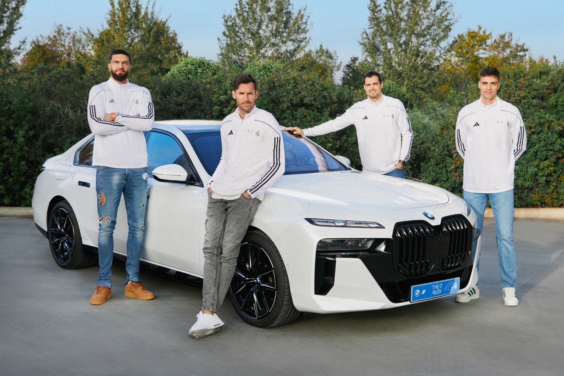 Los jugadores del Real Madrid de baloncesto reciben sus nuevos BMW