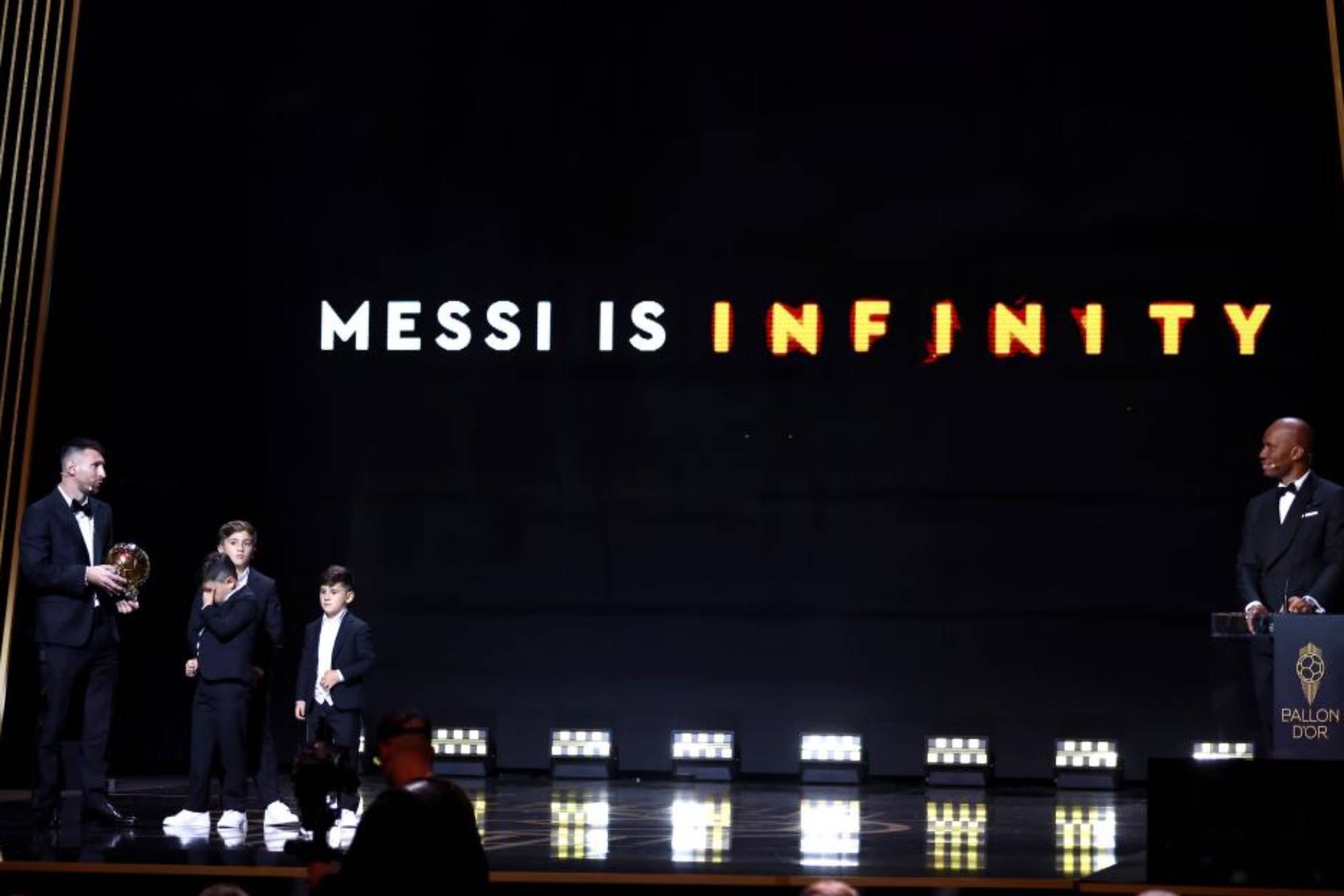 Leo Messi, junto a sus hijos y con el Balón de Oro en brazos.