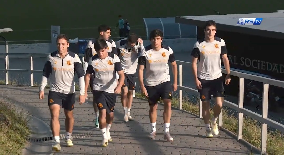 Olasagasti, Dadie, Aramburu y Magunazelaia van a entrenar, con Carlos Fernández y Zakharyan por detrás.