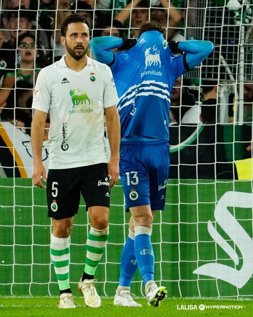 Germán Sánchez y Ezkieta, con la cara tapada, se lamentan tras uno de los goles encajados