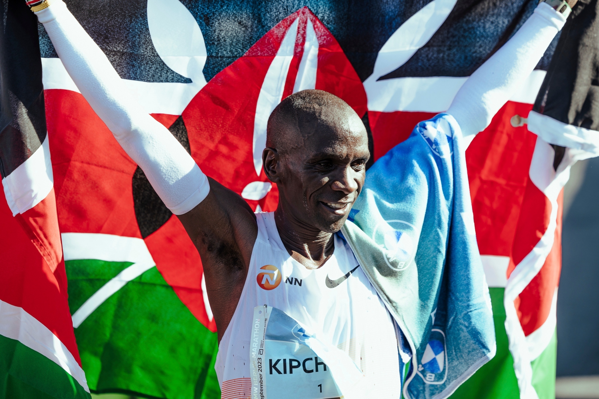 Eliud Kipchoge celebra su victoria en el Maratón de Berlín 2023.