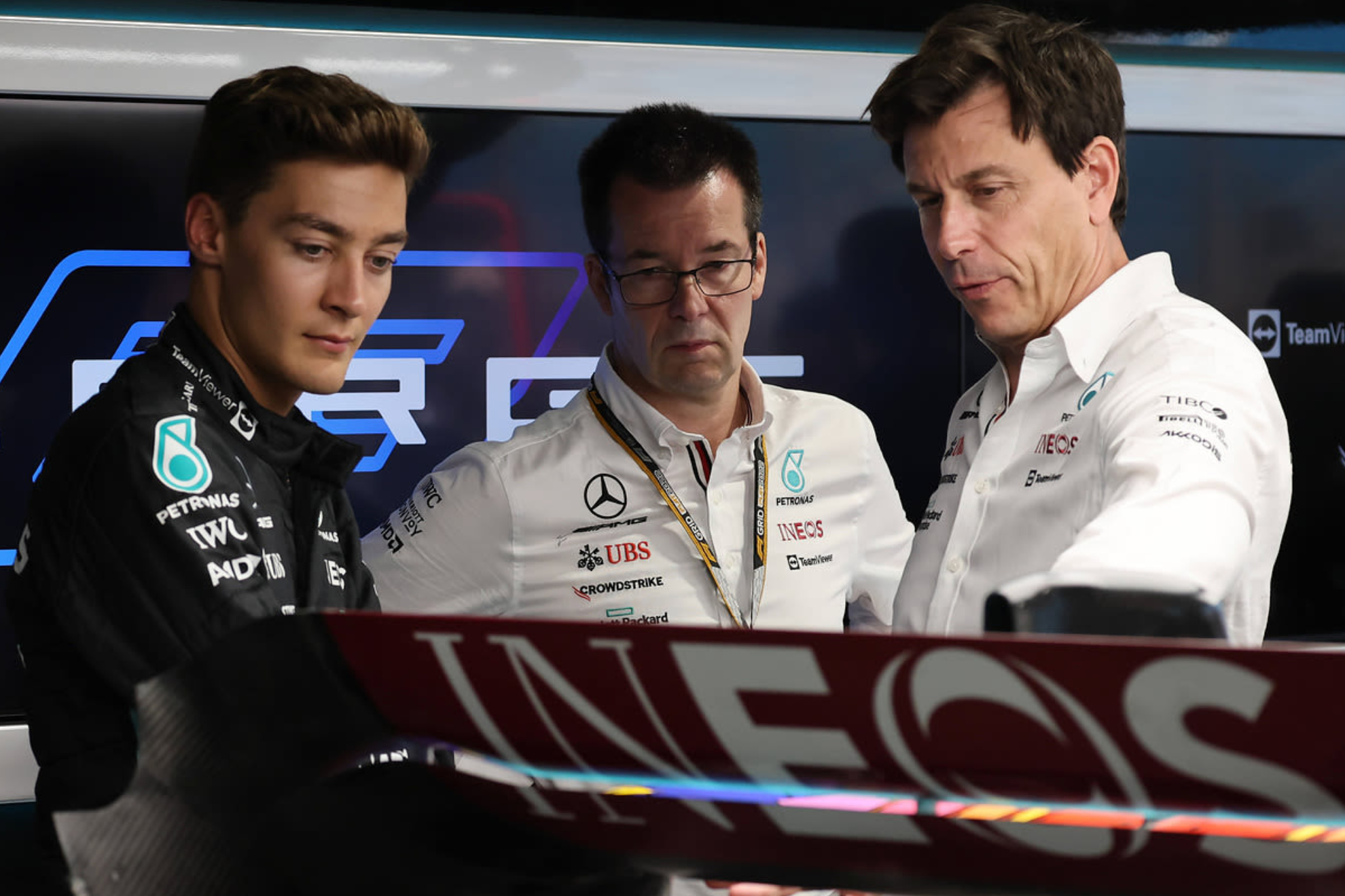 Elliott, in the middle, next to Toto Wolff and George Russell.
