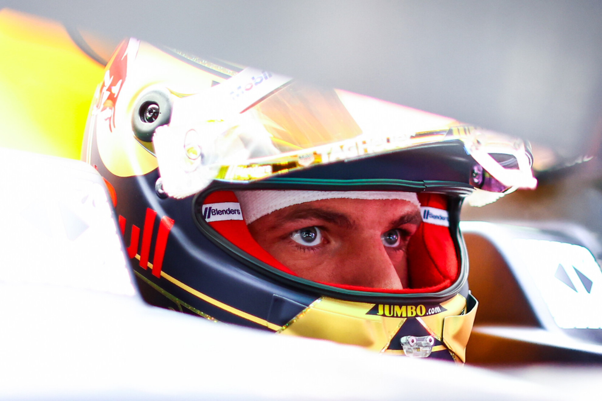Max Verstappen, concentrado, en su RB19.