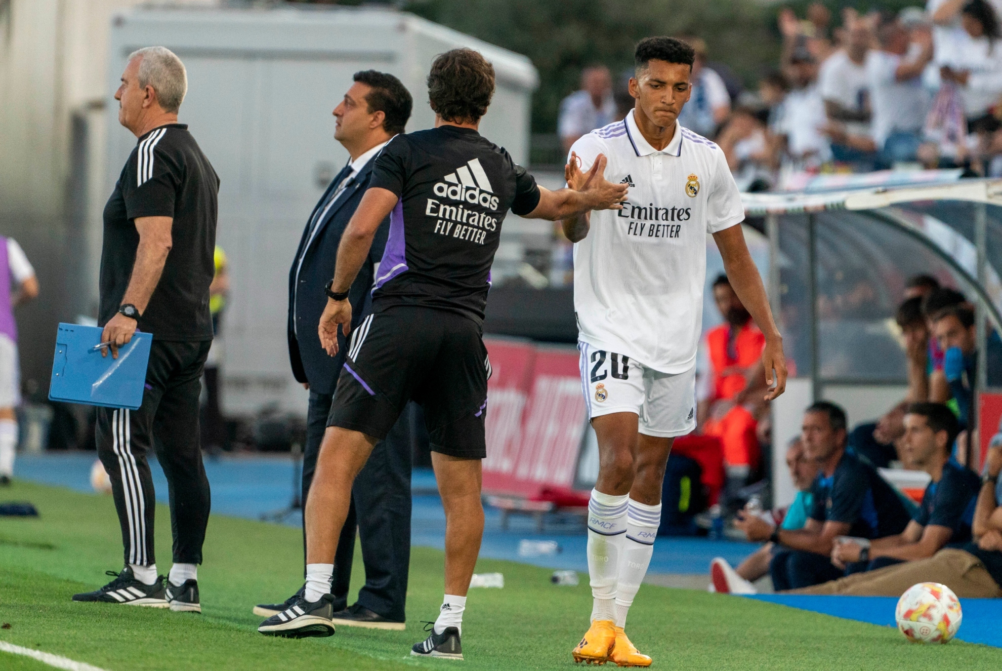 Raúl saluda a Álvaro durante un partido en el Di Stéfano.