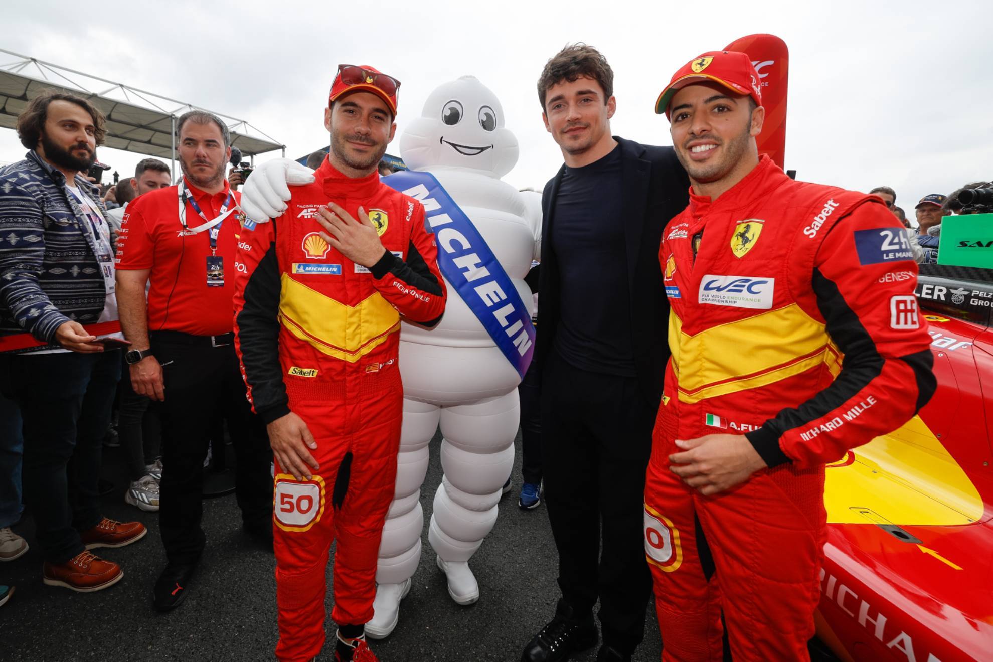 Molina (izquierda), con Charles Leclerc y Antonio Fuoco en la parrilla de Le Mans.