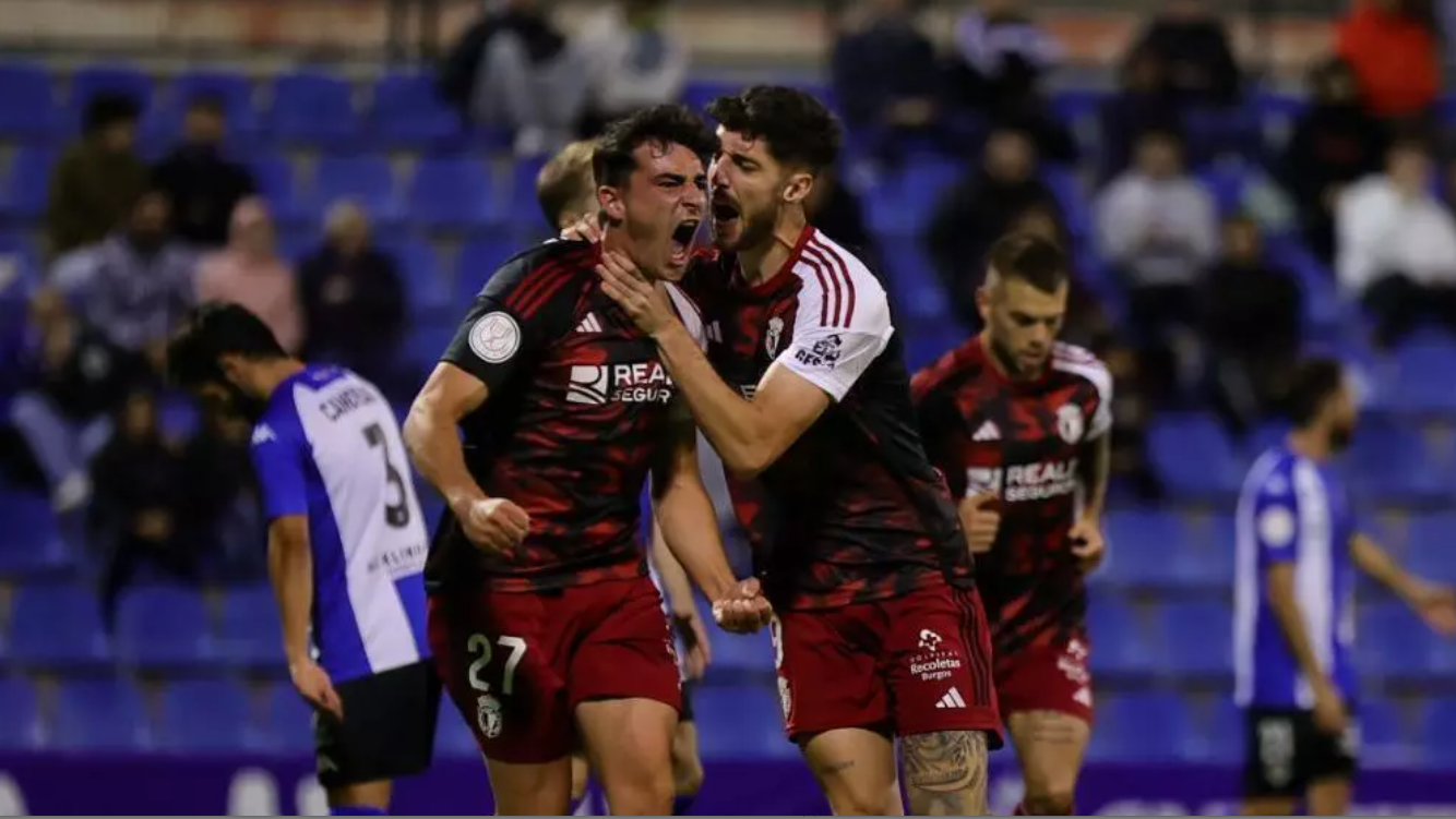 López Pinto celebra con Fer Niño el gol del triunfo del Burgos