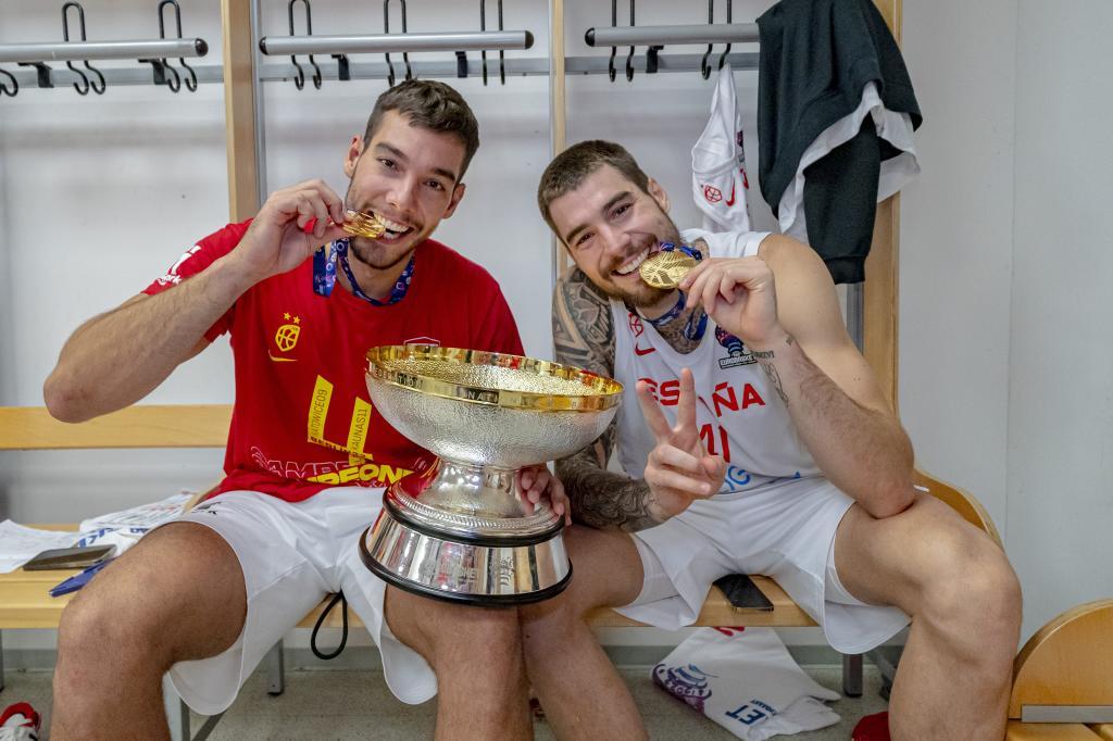 Willy y Juancho Hernangómez, después de ganar el Eurobasket de 2022.