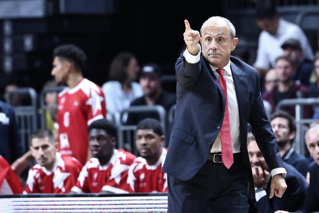 Ettore Messina da instrucciones durante un partido.