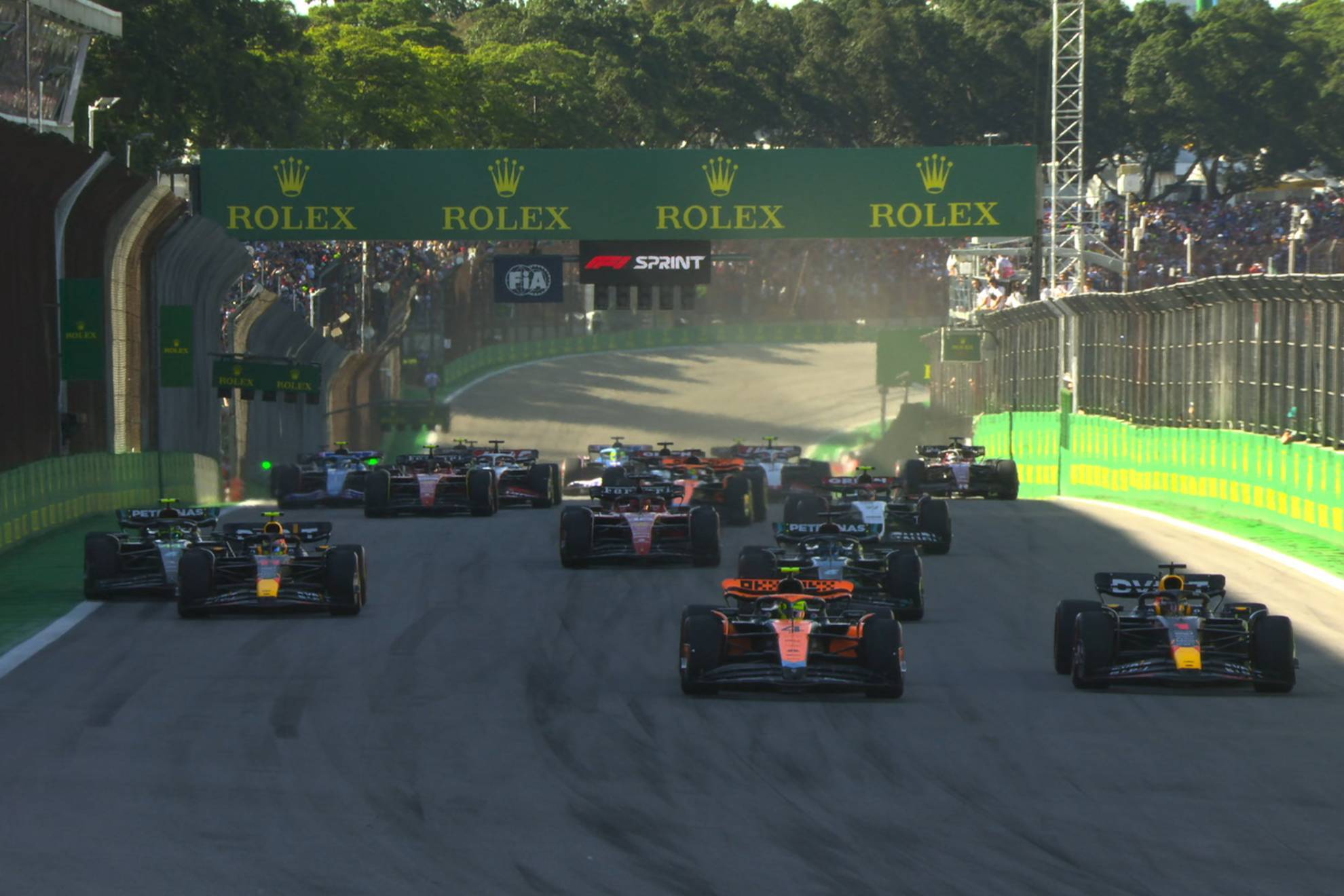 Verstappen, metiéndose por dentro en la primera curva a Norris para colocarse líder.